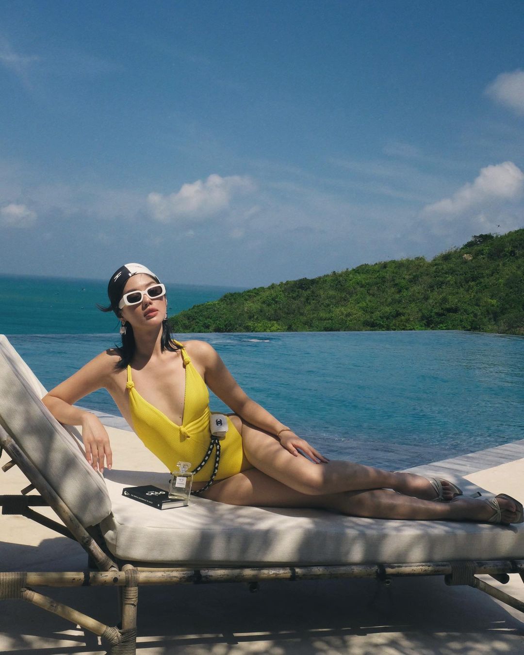 Ngọc Trinh, Thanh Hằng cùng dàn sao Việt bắt trend khoe sắc vóc nuột nà bên túi mini - Ảnh 3