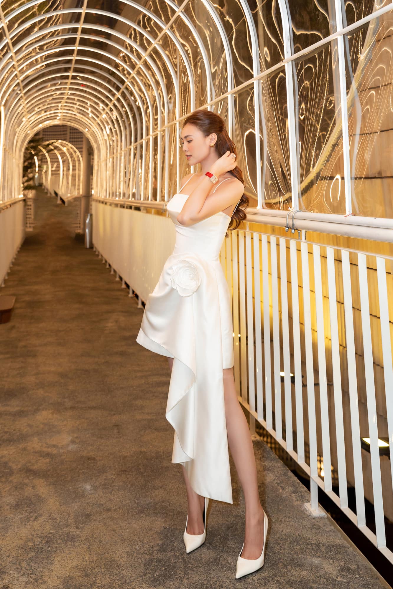 Ninh Dương Lan Ngọc diện váy bất đối xứng, rạng rỡ tựa cô dâu trong đám cưới em trai - Ảnh 3