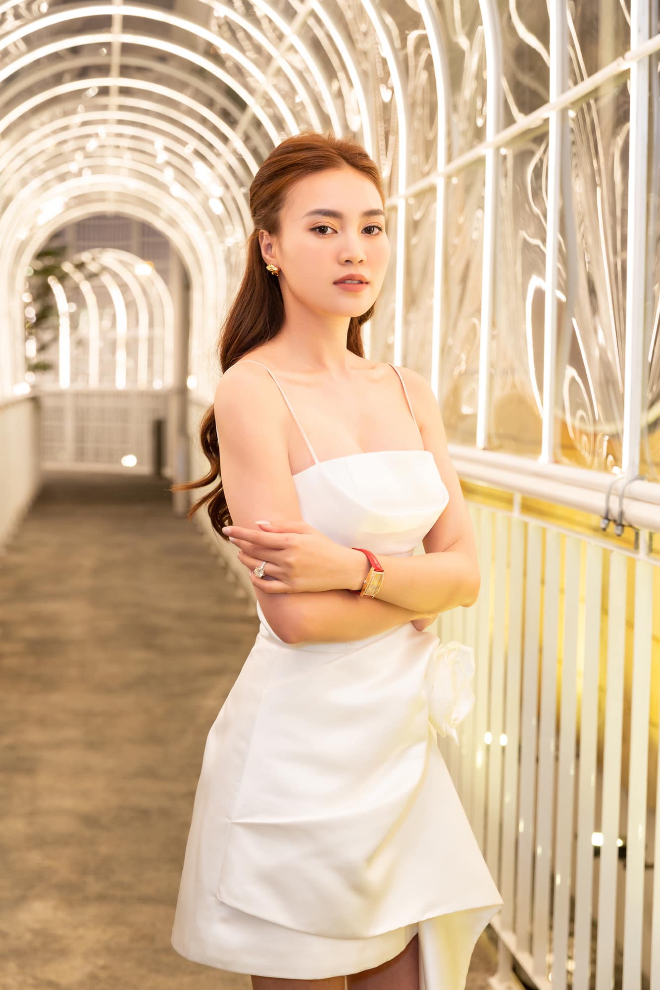 Ninh Dương Lan Ngọc diện váy bất đối xứng, rạng rỡ tựa cô dâu trong đám cưới em trai - Ảnh 2