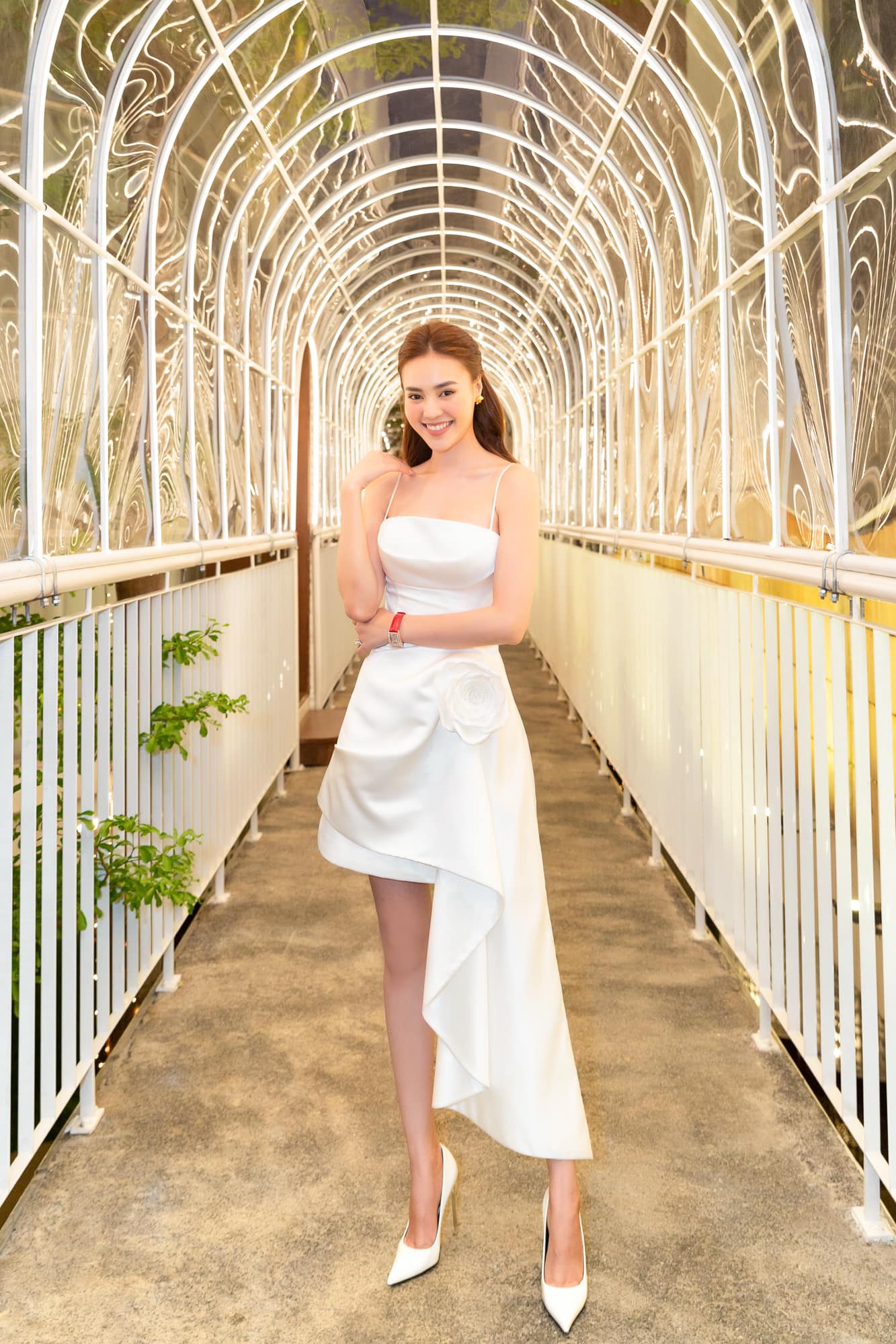 Ninh Dương Lan Ngọc diện váy bất đối xứng, rạng rỡ tựa cô dâu trong đám cưới em trai - Ảnh 1