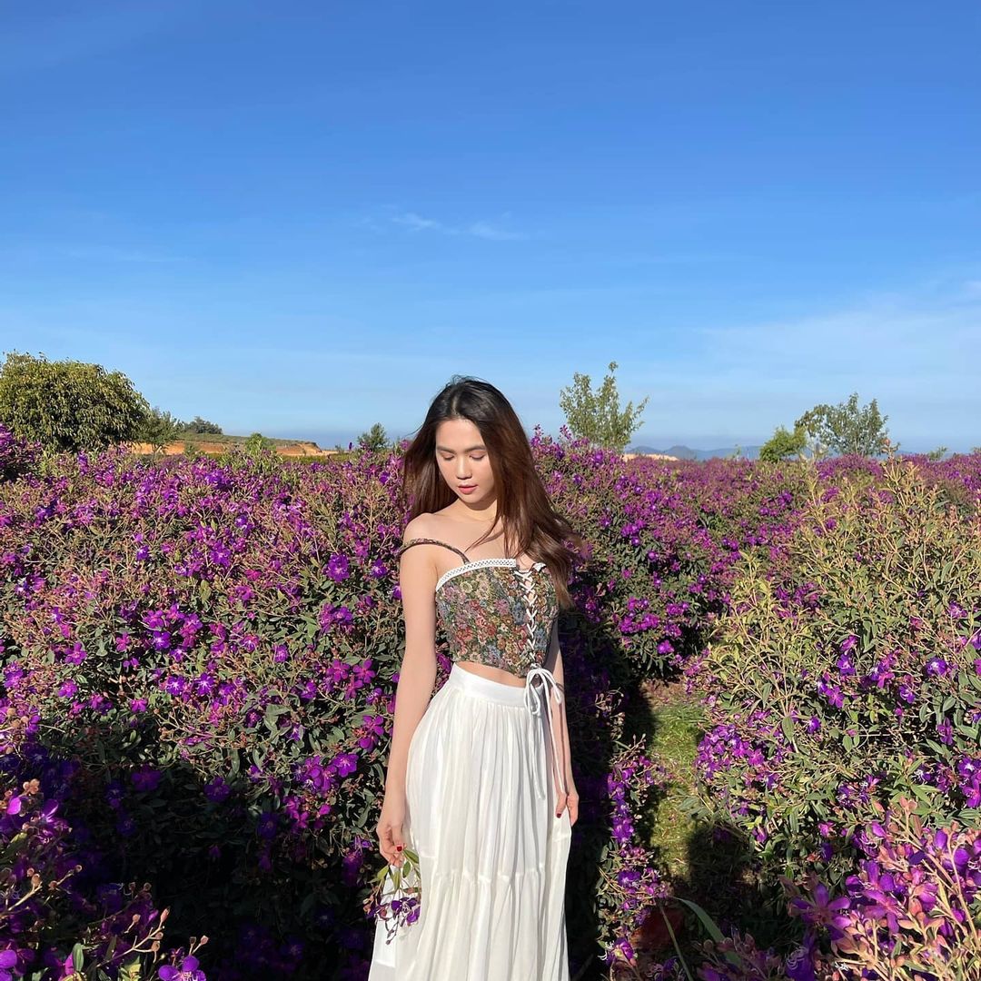 Corset - món đồ khó nhằn nhưng được Ngọc Trinh chinh phục ‘ngon ơ’ - Ảnh 1