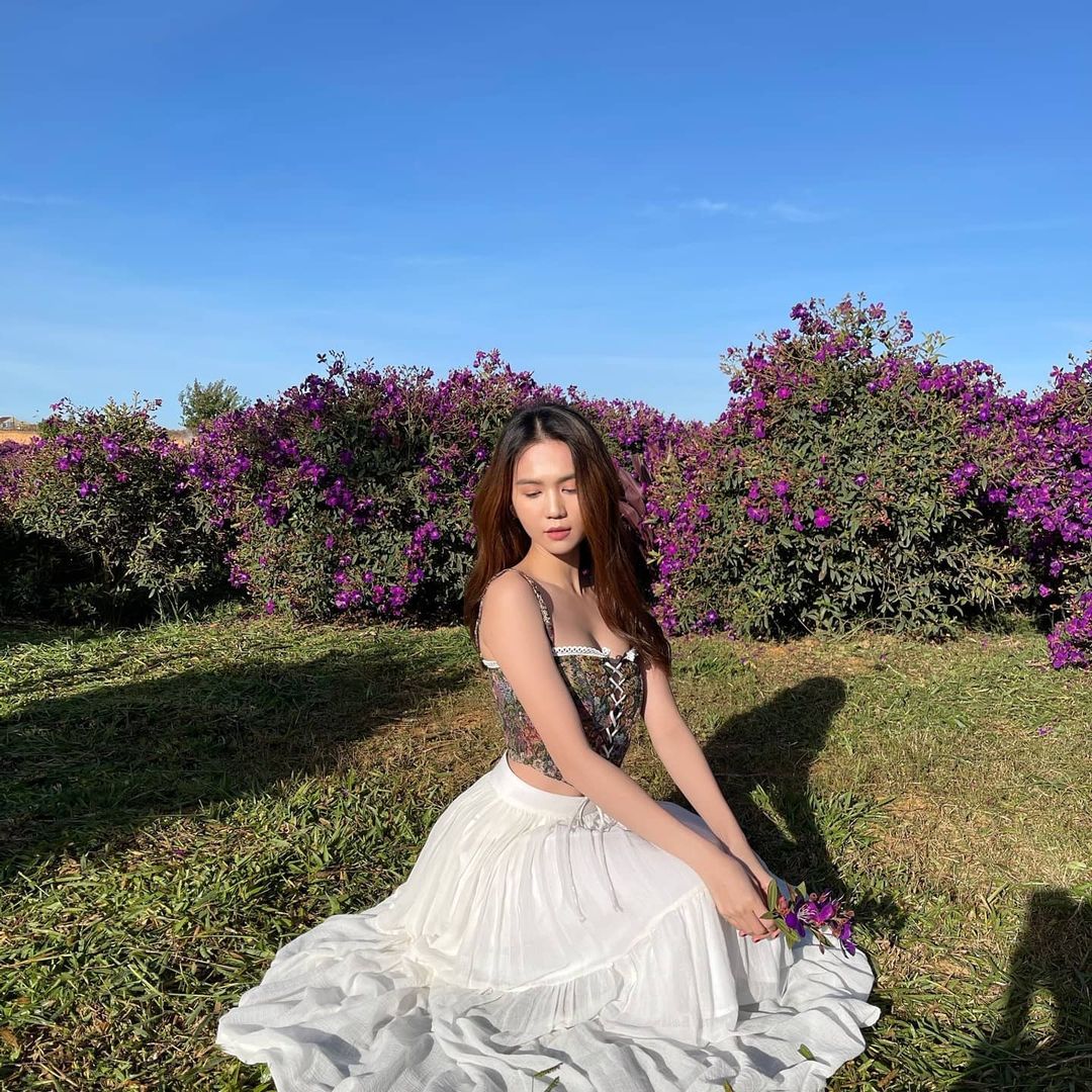 Corset - món đồ khó nhằn nhưng được Ngọc Trinh chinh phục ‘ngon ơ’ - Ảnh 2