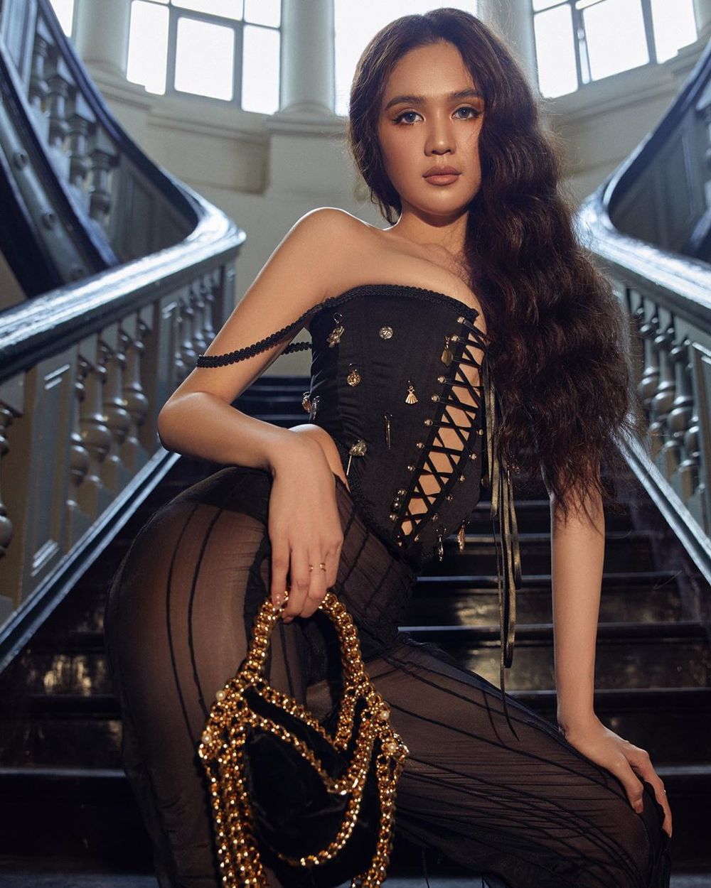 Corset - món đồ khó nhằn nhưng được Ngọc Trinh chinh phục ‘ngon ơ’ - Ảnh 9