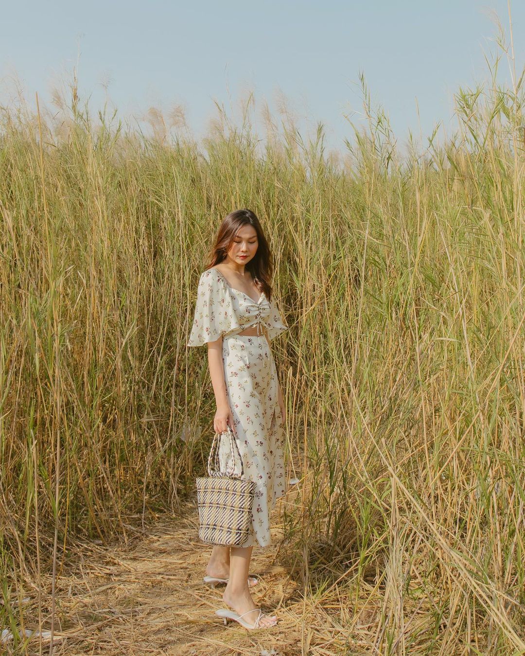 Thanh Hằng lan tỏa hương sắc ngày hè qua những bộ váy hoa, nàng copy ngay, khỏi cần nghĩ 30/4 mặc gì - Ảnh 2