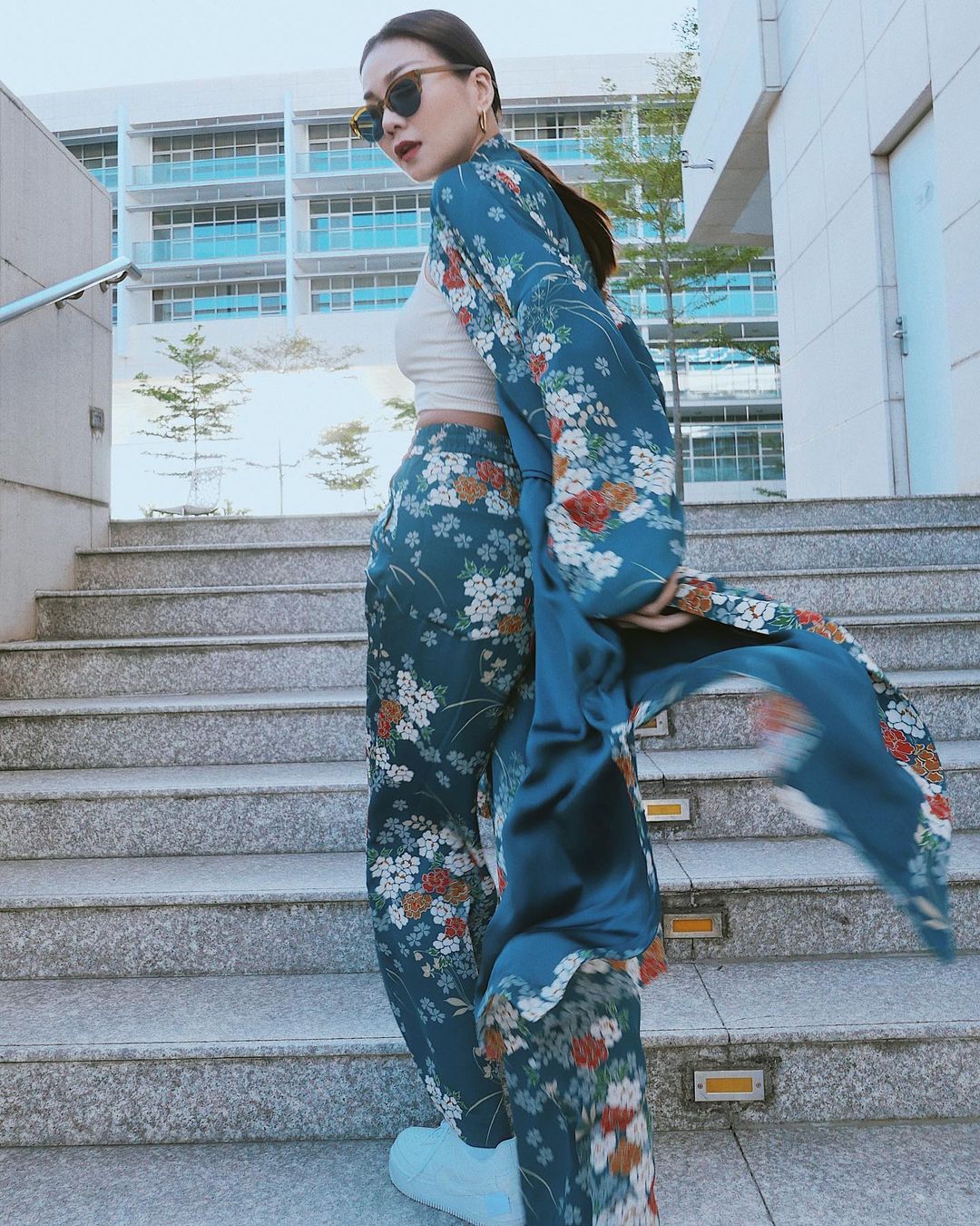 Thanh Hằng lan tỏa hương sắc ngày hè qua những bộ váy hoa, nàng copy ngay, khỏi cần nghĩ 30/4 mặc gì - Ảnh 10 Thanh Hằng lan tỏa hương sắc ngày hè qua những bộ váy hoa, nàng copy ngay, khỏi cần nghĩ 30/4 mặc gì - Ảnh 10