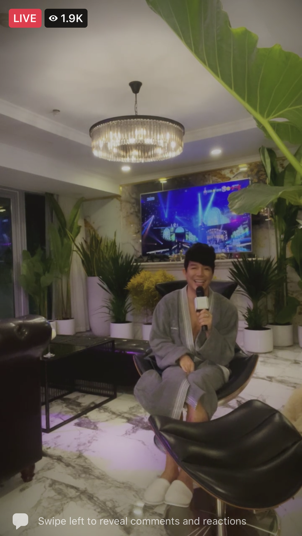 Nathan Lee mặc áo choàng tắm trong livestream, có lúc còn xém hở 'ngã ba' khiến dân tình đỏ mặt. Ảnh chụp màn hình Nathan Lee mặc áo choàng tắm trong livestream, có lúc còn xém hở 'ngã ba' khiến dân tình đỏ mặt. Ảnh chụp màn hình