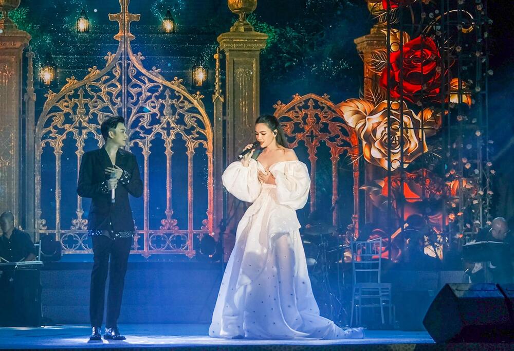 Hà Hồ diện váy trễ nải, rạng rỡ tựa nàng công chúa bước ra từ truyện cổ tích - Ảnh 4 Hà Hồ diện váy trễ nải, rạng rỡ tựa nàng công chúa bước ra từ truyện cổ tích - Ảnh 4