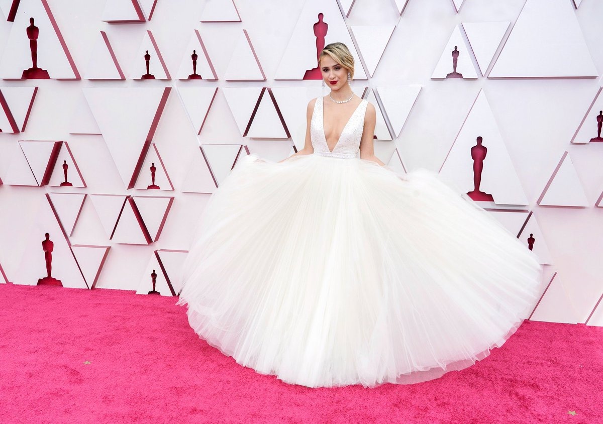 Thời trang siêu thảm đỏ Oscar 2021: Youn Yuh Jung sang trọng lấn át hậu bối, công chúa Disney bung lụa hết cỡ - Ảnh 9