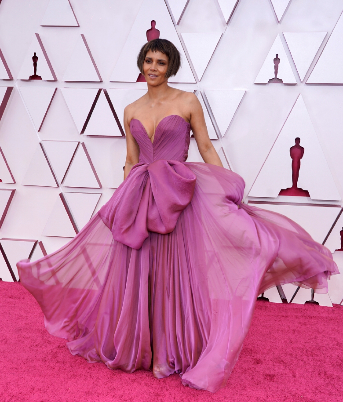 Kiểu tóc 'gặm nhấm' của Halle Berry tại thảm đỏ Oscar 2021 bị dân tình chế ảnh đầy hài hước. - Ảnh 2