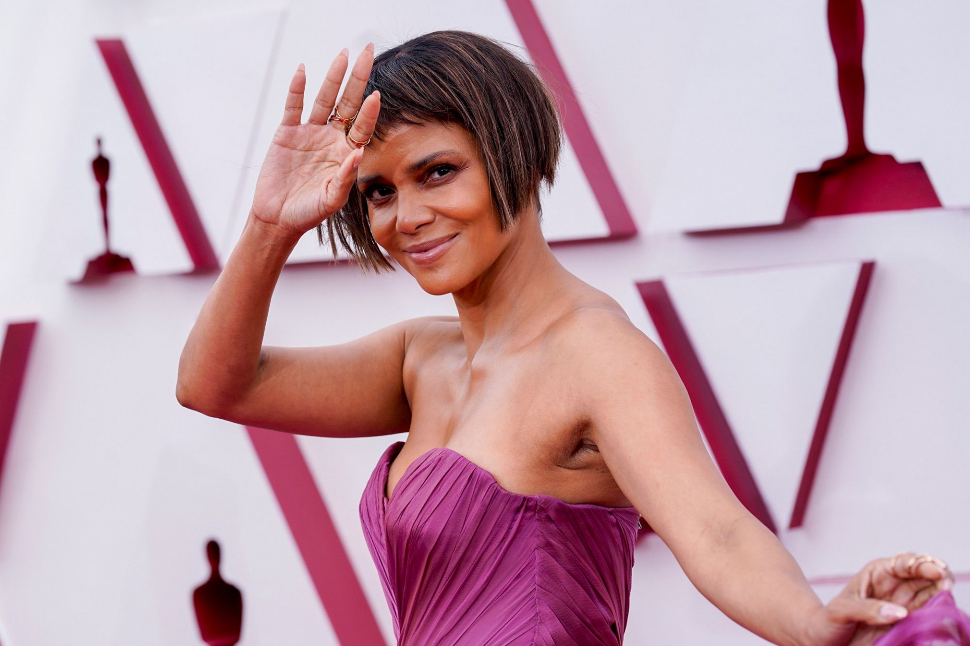 Kiểu tóc 'gặm nhấm' của Halle Berry tại thảm đỏ Oscar 2021 bị dân tình chế ảnh đầy hài hước. - Ảnh 3
