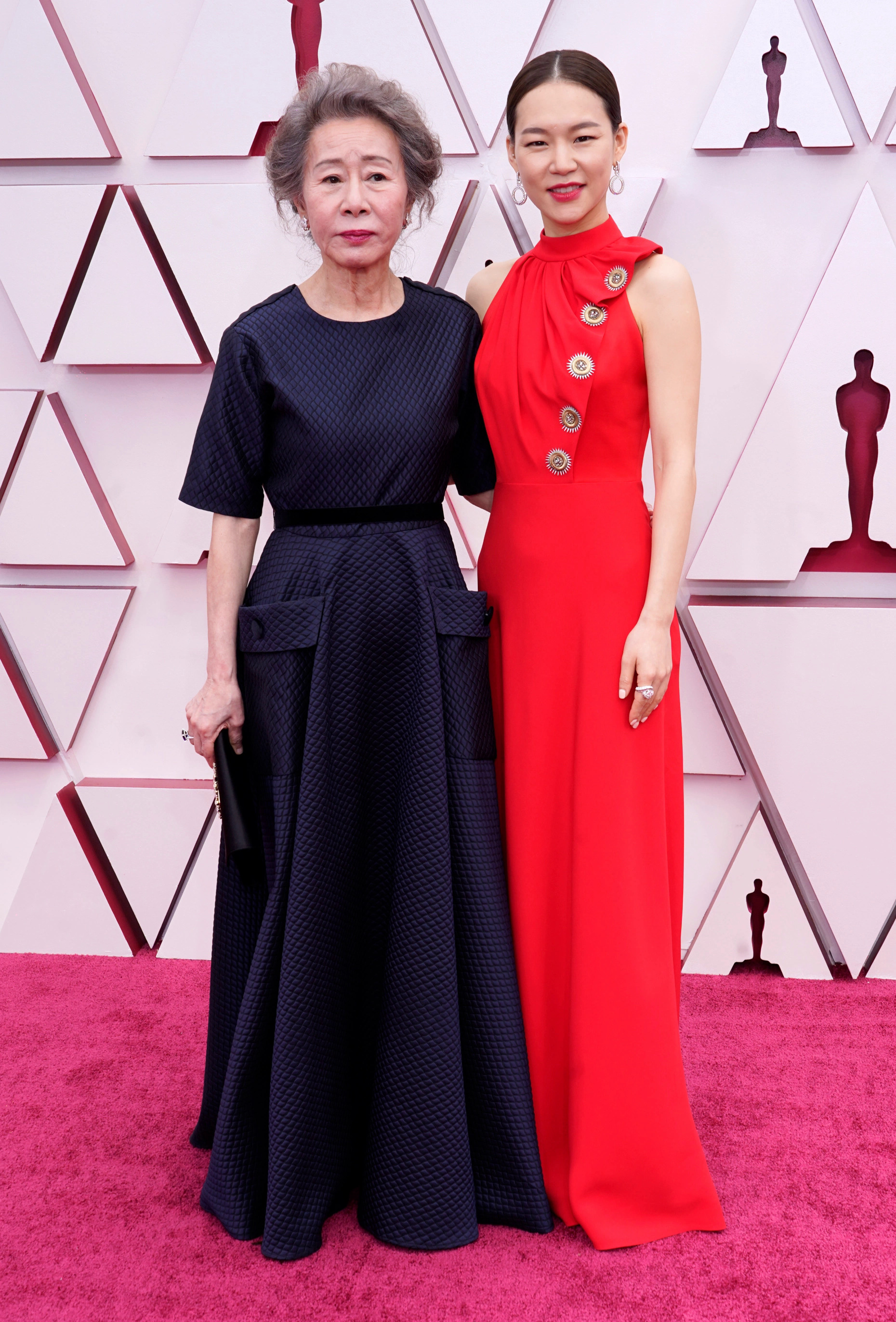 Youn Yuh Jung xuật hiện lừng lẫy tại thảm đỏ Oscar 2021 cùng người đẹp Han Ye Ri Youn Yuh Jung xuật hiện lừng lẫy tại thảm đỏ Oscar 2021 cùng người đẹp Han Ye Ri