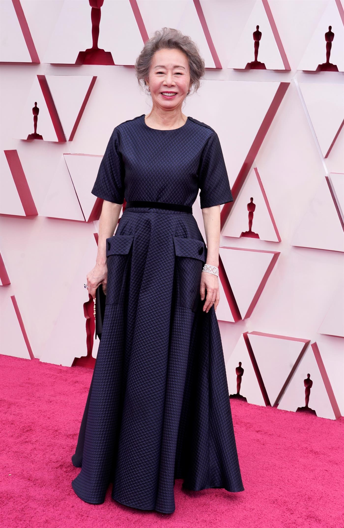 Nữ diễn viên phụ xuất sắc nhất Oscar 2021 - Youn Yuh Jung 'chuộng' sắc đen thanh lịch - Ảnh 2 Nữ diễn viên phụ xuất sắc nhất Oscar 2021 - Youn Yuh Jung 'chuộng' sắc đen thanh lịch - Ảnh 2