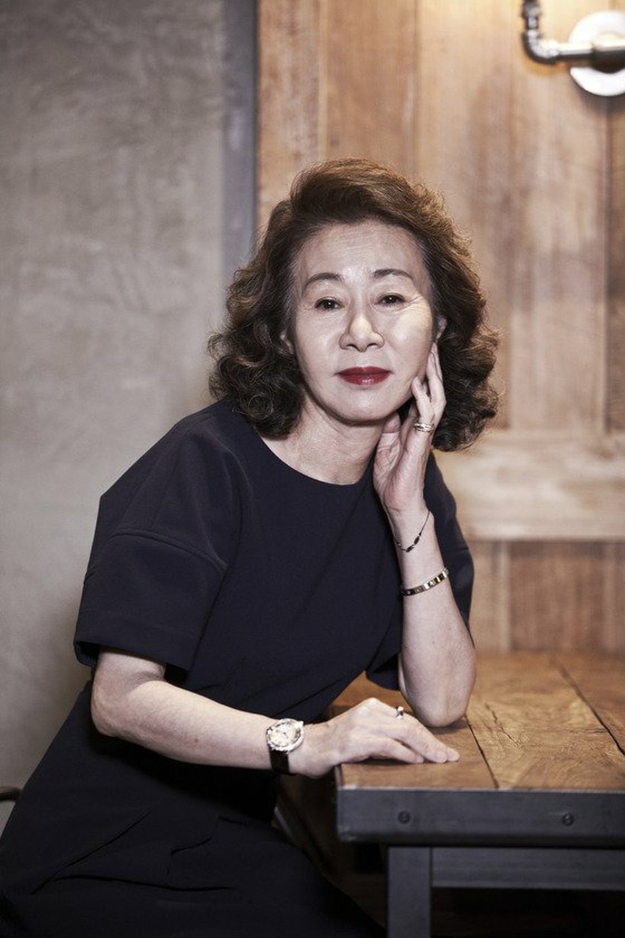 Nữ diễn viên phụ xuất sắc nhất Oscar 2021 - Youn Yuh Jung 'chuộng' sắc đen thanh lịch - Ảnh 4 Nữ diễn viên phụ xuất sắc nhất Oscar 2021 - Youn Yuh Jung 'chuộng' sắc đen thanh lịch - Ảnh 4