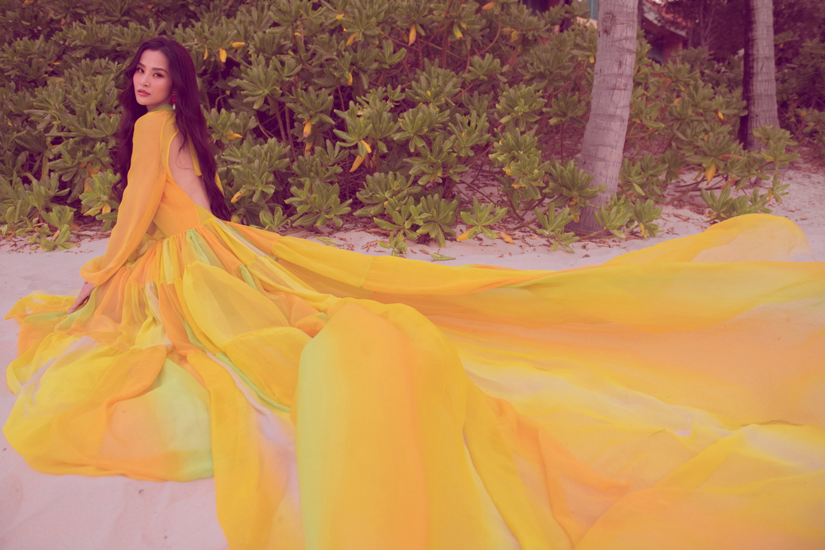 Đông Nhi diện thiết kế của Lê Thanh Hòa, đọ thần thái cùng 'công chúa nhỏ' Winnie - Ảnh 9