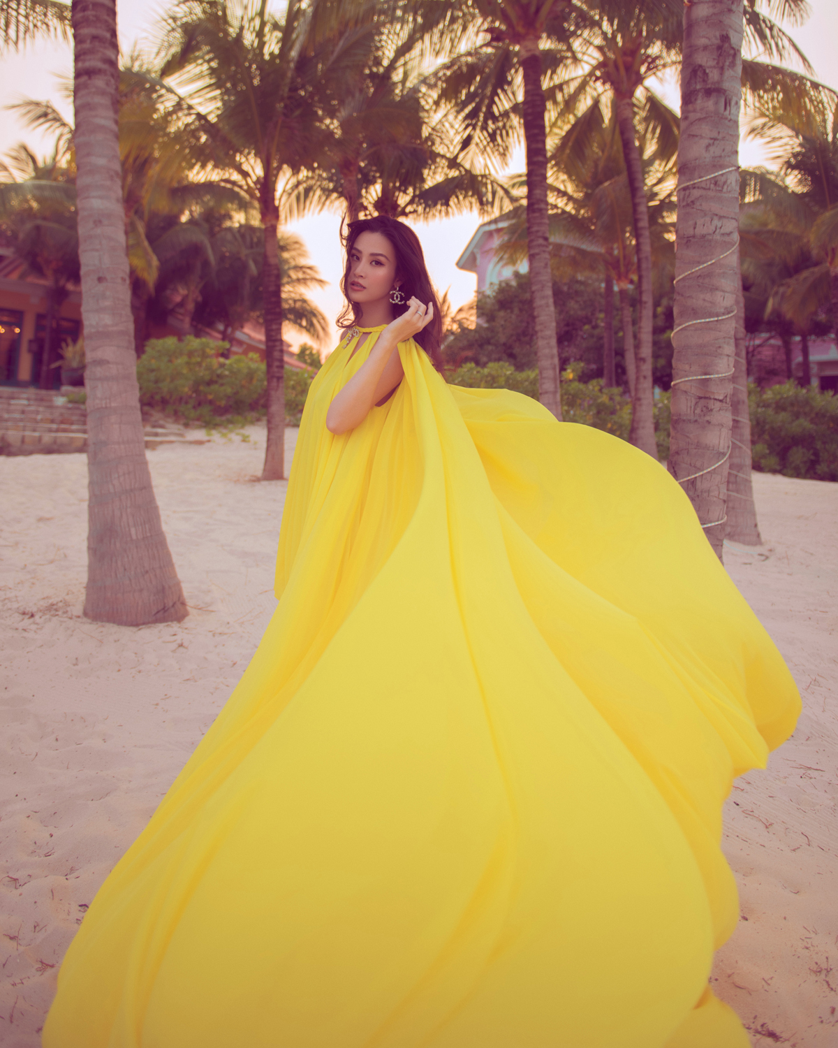 Đông Nhi diện thiết kế của Lê Thanh Hòa, đọ thần thái cùng 'công chúa nhỏ' Winnie - Ảnh 8