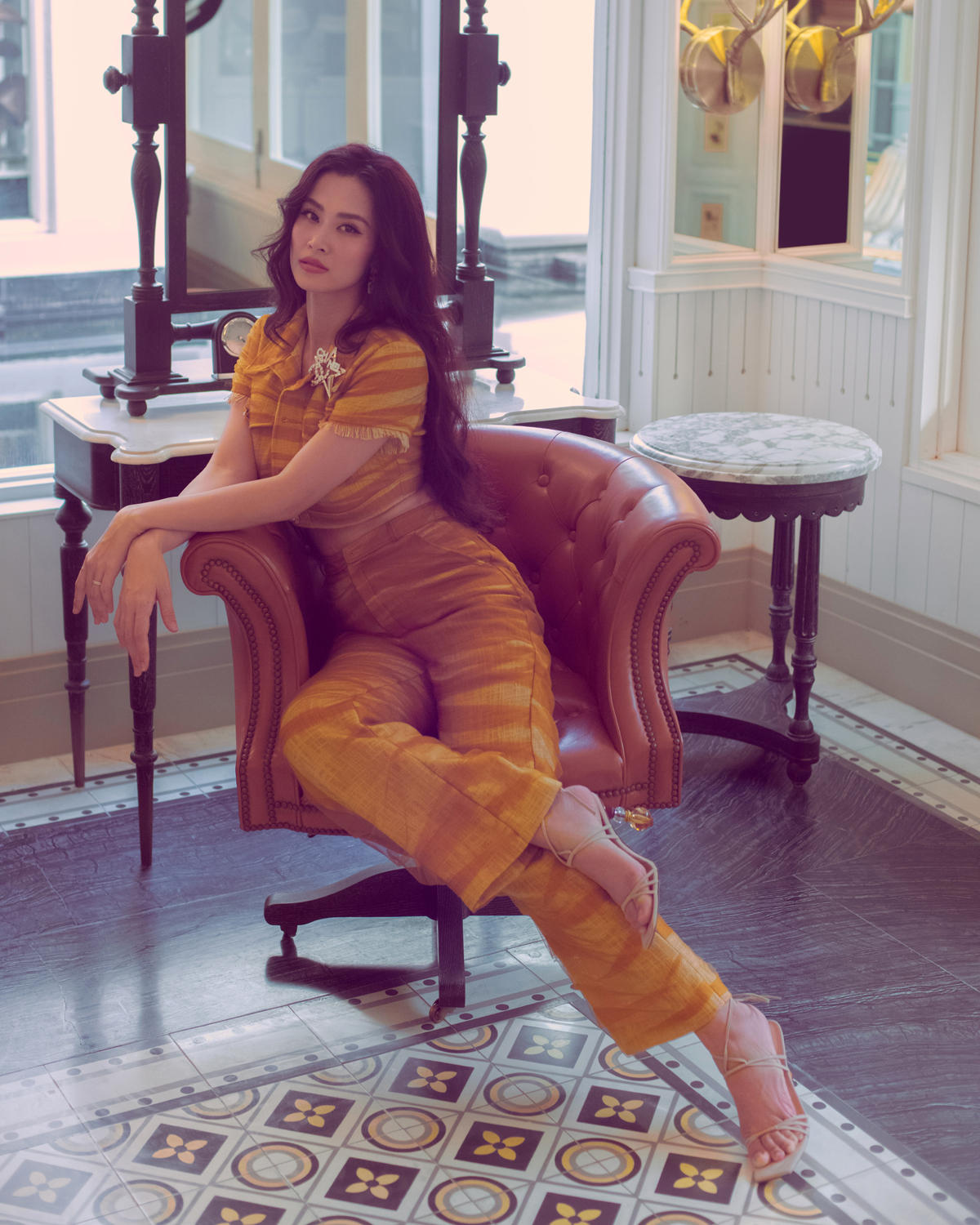 Đông Nhi diện thiết kế của Lê Thanh Hòa, đọ thần thái cùng 'công chúa nhỏ' Winnie - Ảnh 6