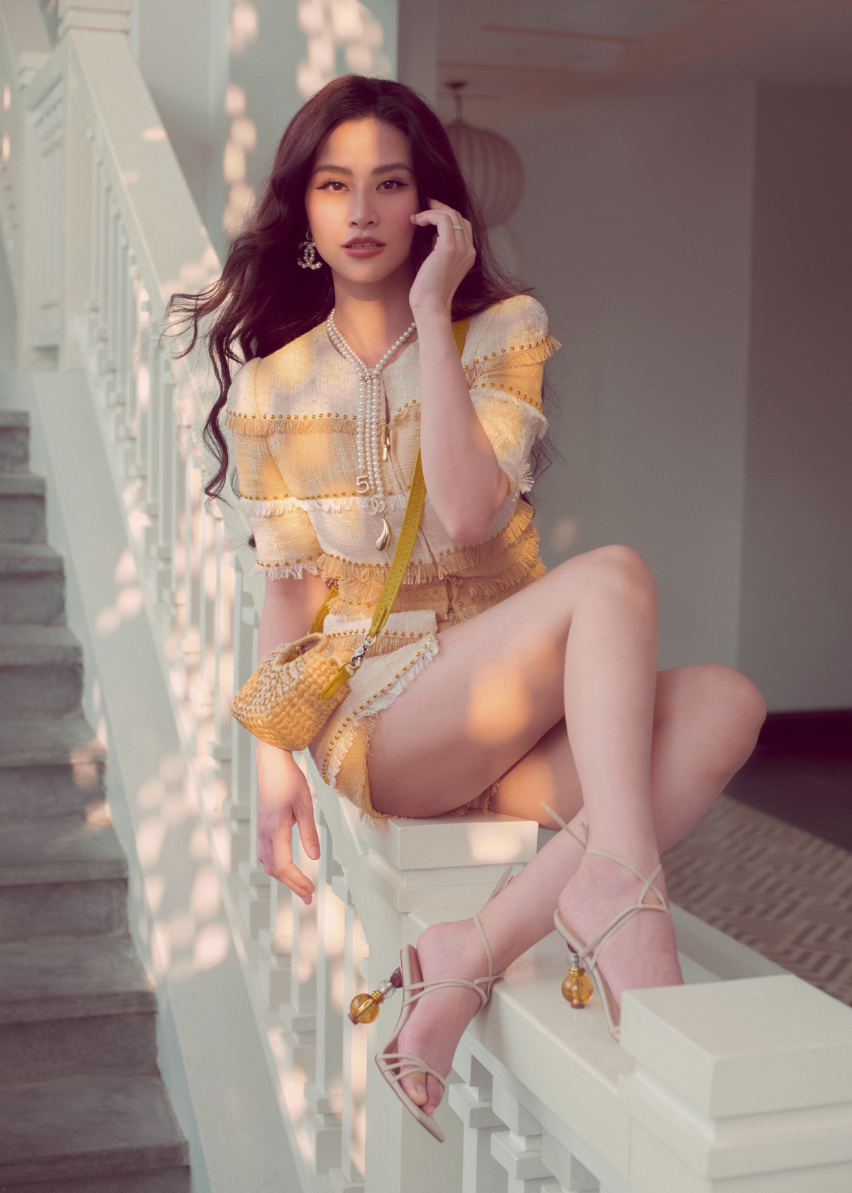 Đông Nhi diện thiết kế của Lê Thanh Hòa, đọ thần thái cùng 'công chúa nhỏ' Winnie - Ảnh 2