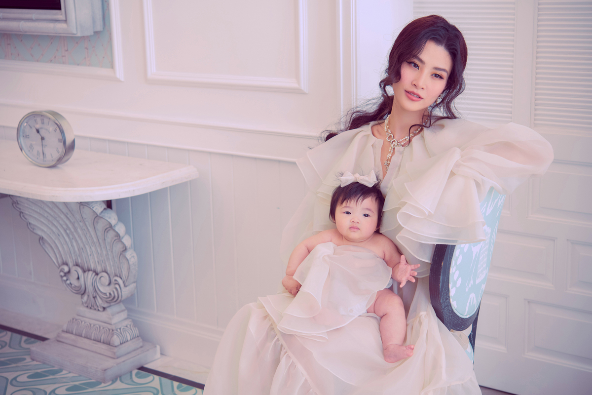 Đông Nhi diện thiết kế của Lê Thanh Hòa, đọ thần thái cùng 'công chúa nhỏ' Winnie - Ảnh 1