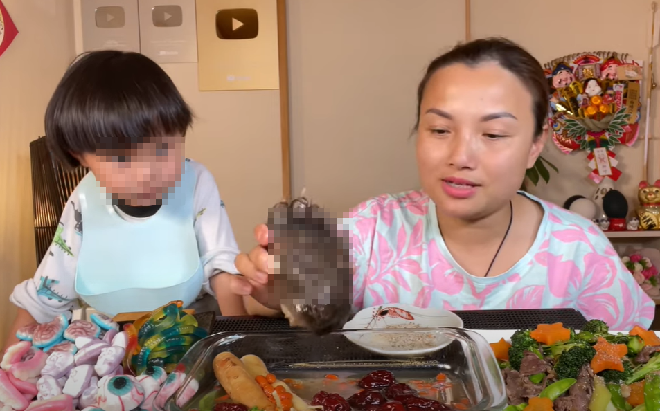 Hình ảnh ăn chân gấu của Quỳnh Trần JP nhận về nhiều ý kiến trái chiều Ảnh: Chụp màn hình