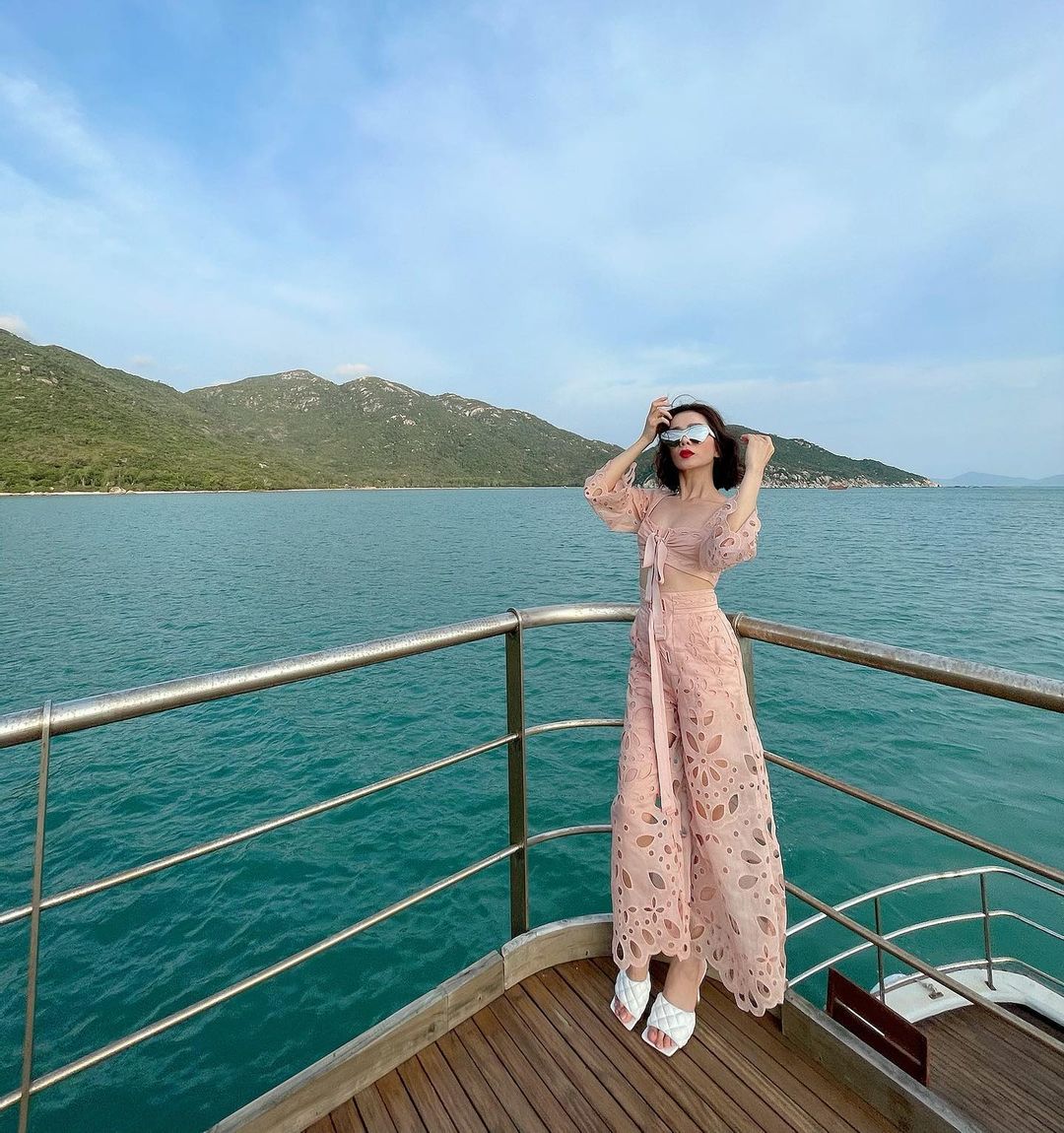 Diện áo hở eo đẹp như sao Việt: Thanh Hằng bụi bặm, Ngọc Trinh chặt chém, Thiều Bảo Trâm'nàng thơ' hết nấc - Ảnh 8 Diện áo hở eo đẹp như sao Việt: Thanh Hằng bụi bặm, Ngọc Trinh chặt chém, Thiều Bảo Trâm'nàng thơ' hết nấc - Ảnh 8