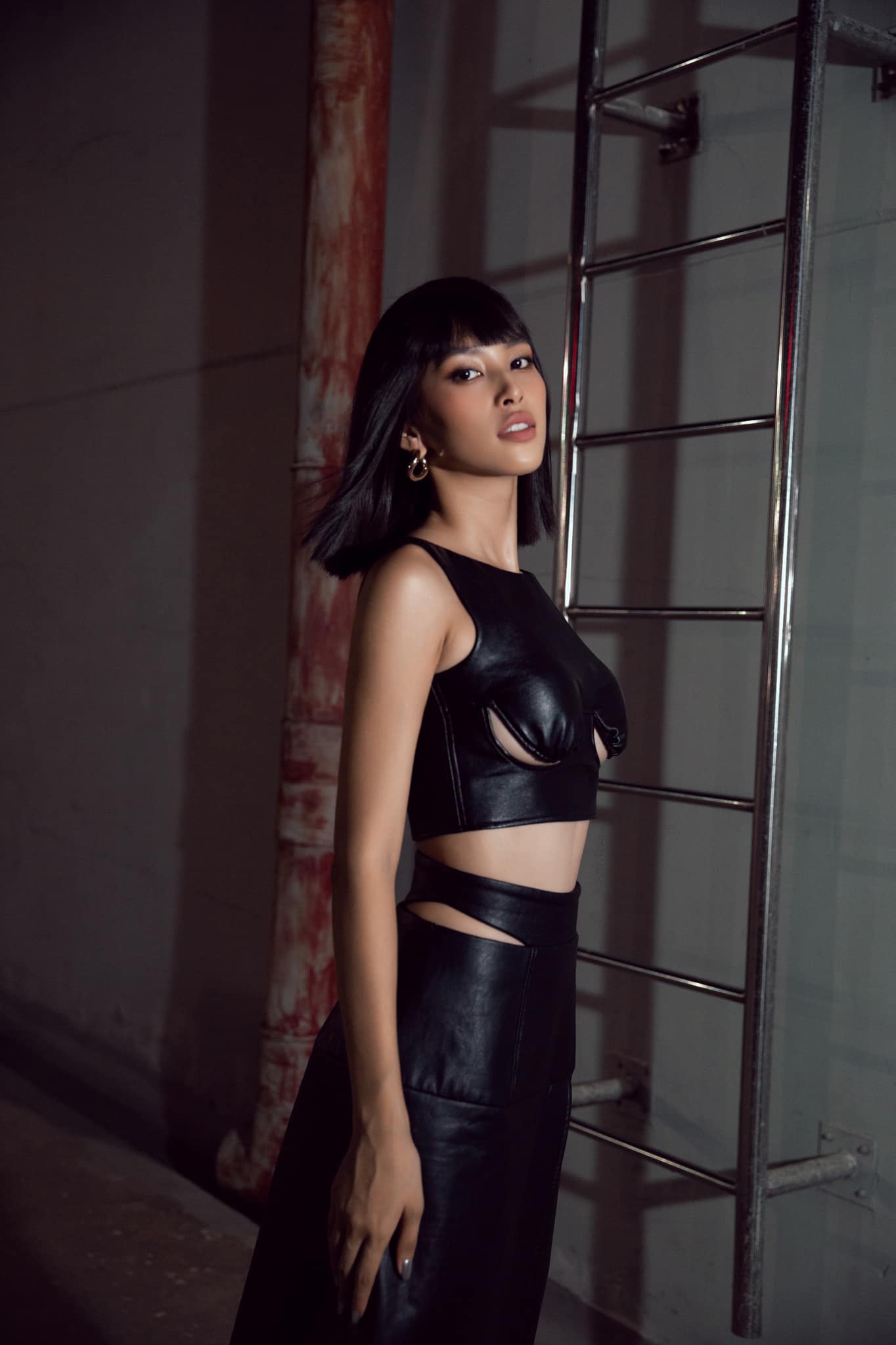 Gu thời trang ngày càng 'dạn' của Tiểu Vy: Diện váy bày cả đường chân ngực, fan dụi mắt nhận không ra - Ảnh 8