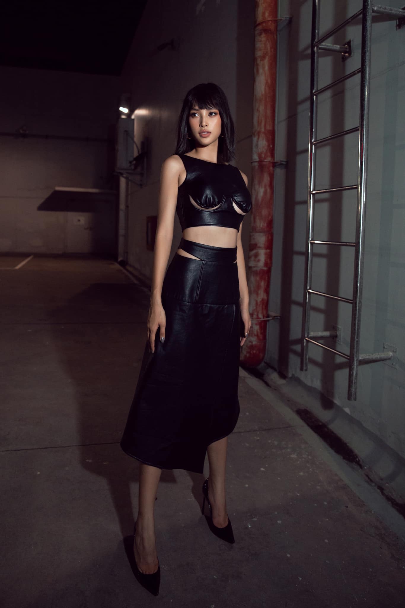 Gu thời trang ngày càng 'dạn' của Tiểu Vy: Diện váy bày cả đường chân ngực, fan dụi mắt nhận không ra - Ảnh 9