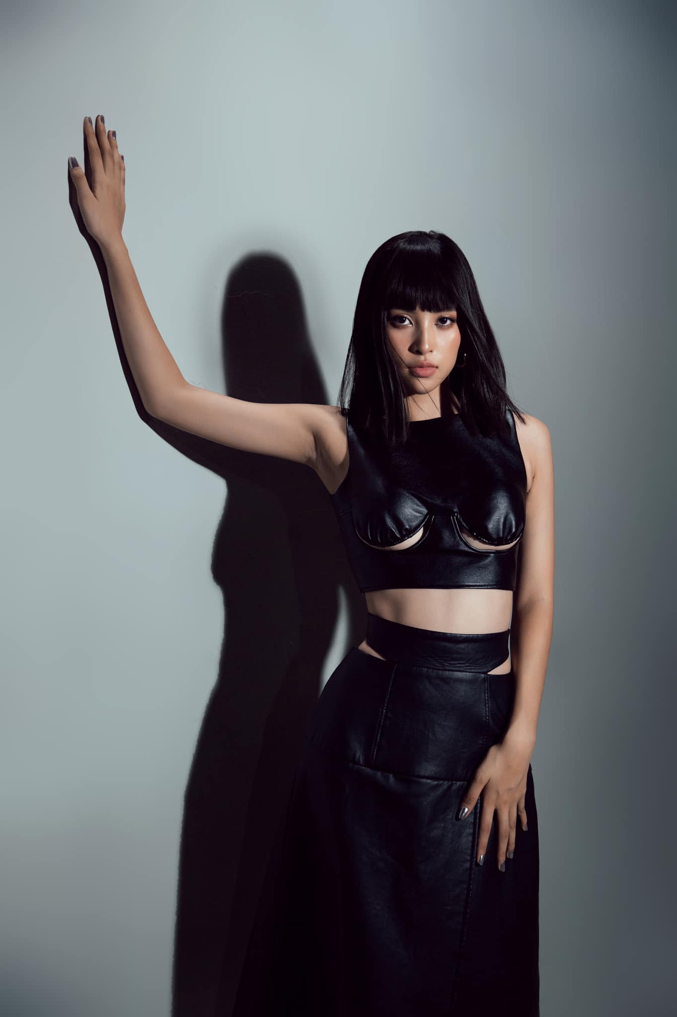 Gu thời trang ngày càng 'dạn' của Tiểu Vy: Diện váy bày cả đường chân ngực, fan dụi mắt nhận không ra - Ảnh 2