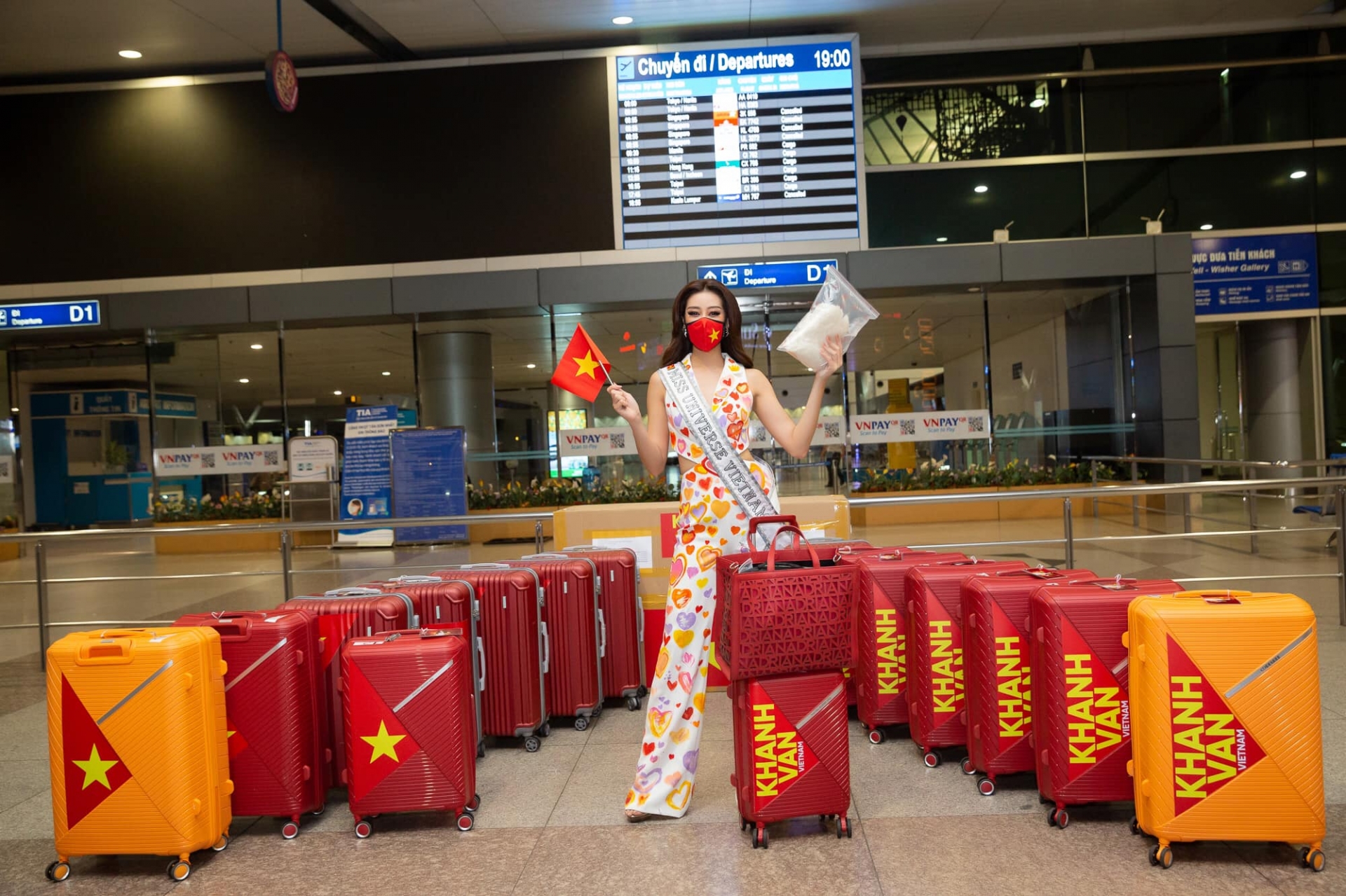 'Ngắm mãi không chán' thời trang sân bay của Khánh Vân trên hành trình chinh phục Miss Universe 2020 - Ảnh 1 'Ngắm mãi không chán' thời trang sân bay của Khánh Vân trên hành trình chinh phục Miss Universe 2020 - Ảnh 1