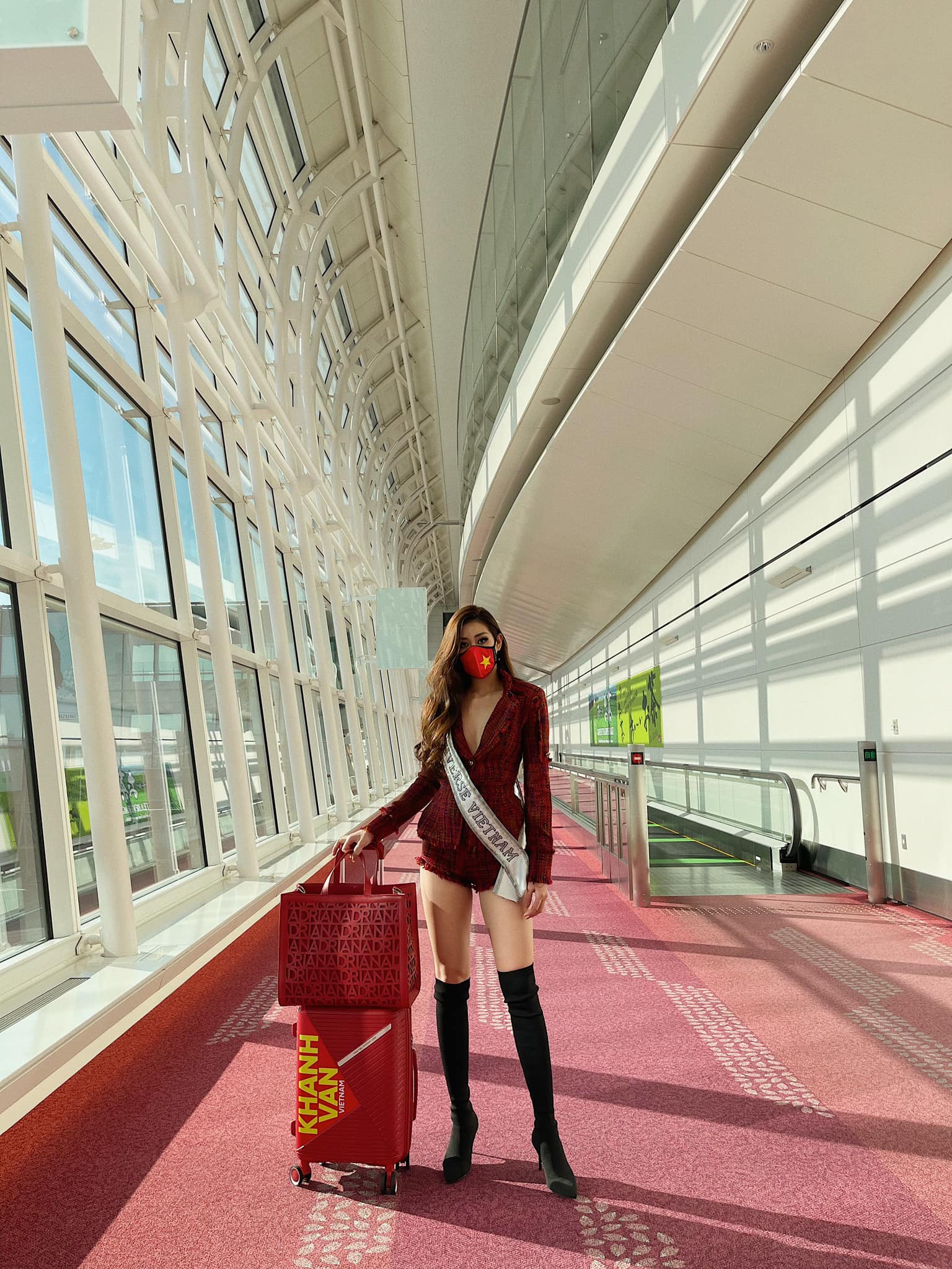 'Ngắm mãi không chán' thời trang sân bay của Khánh Vân trên hành trình chinh phục Miss Universe 2020 - Ảnh 5 'Ngắm mãi không chán' thời trang sân bay của Khánh Vân trên hành trình chinh phục Miss Universe 2020 - Ảnh 5