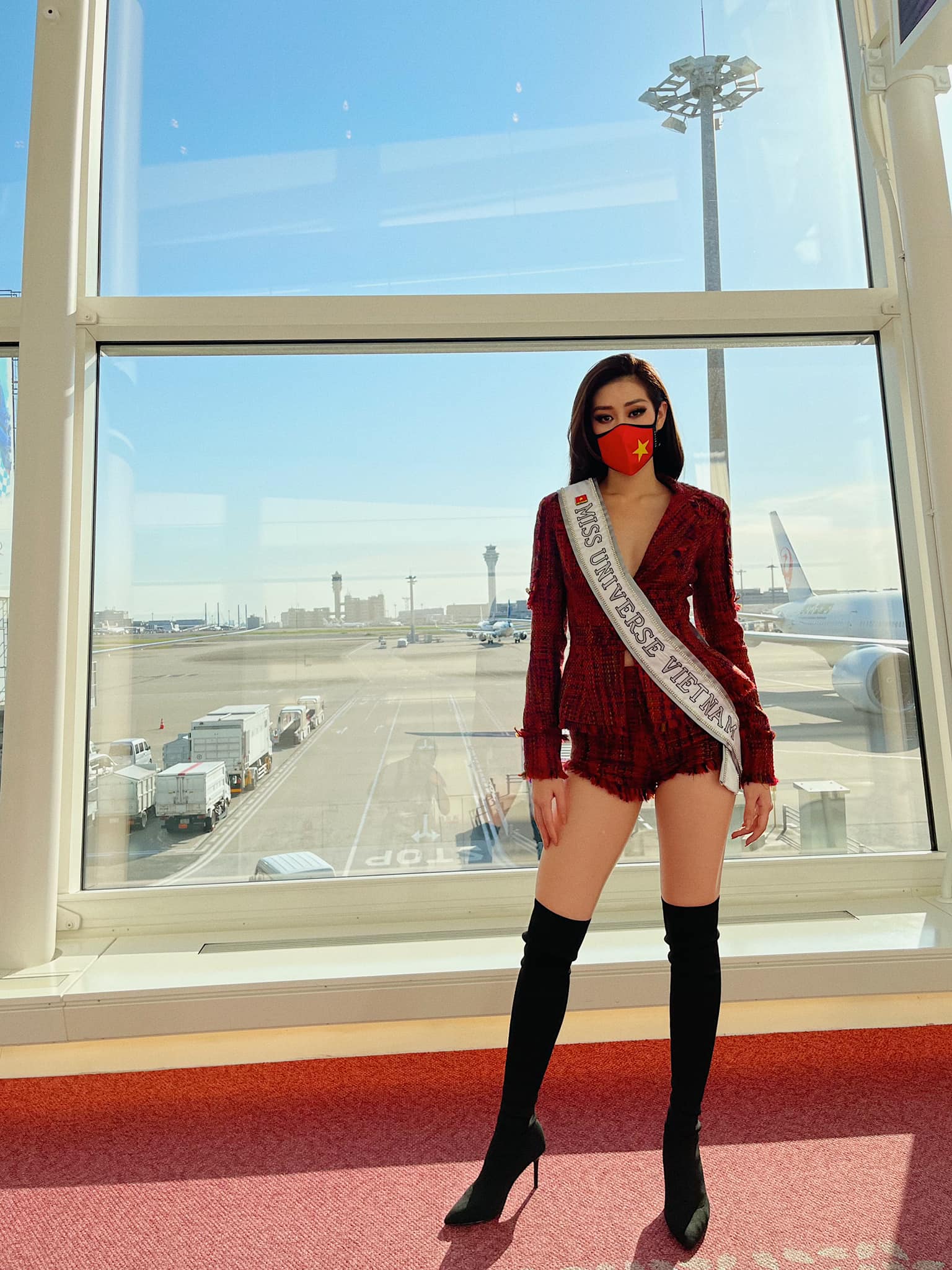 'Ngắm mãi không chán' thời trang sân bay của Khánh Vân trên hành trình chinh phục Miss Universe 2020 - Ảnh 6 'Ngắm mãi không chán' thời trang sân bay của Khánh Vân trên hành trình chinh phục Miss Universe 2020 - Ảnh 6