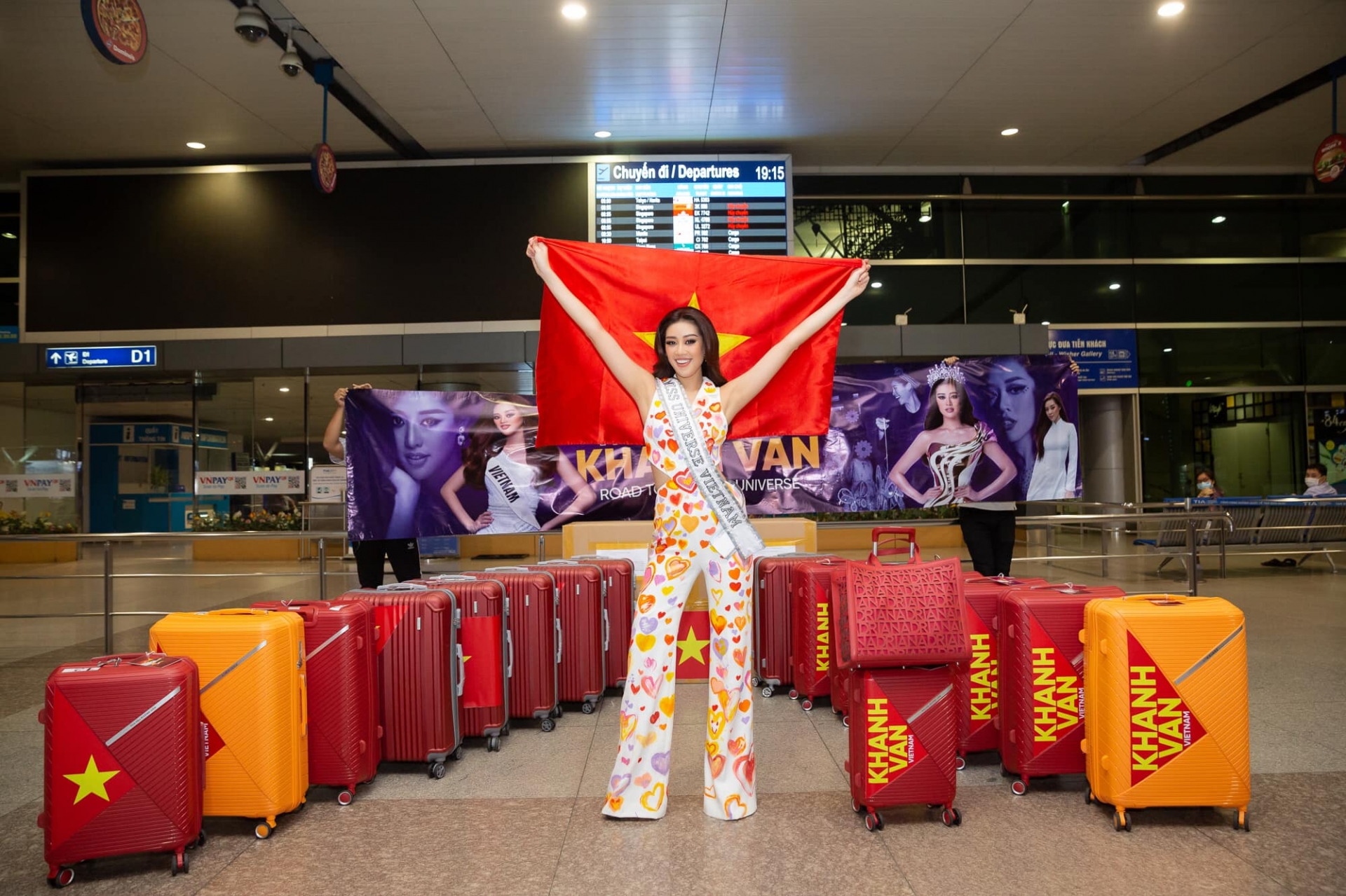 'Ngắm mãi không chán' thời trang sân bay của Khánh Vân trên hành trình chinh phục Miss Universe 2020 - Ảnh 3 'Ngắm mãi không chán' thời trang sân bay của Khánh Vân trên hành trình chinh phục Miss Universe 2020 - Ảnh 3