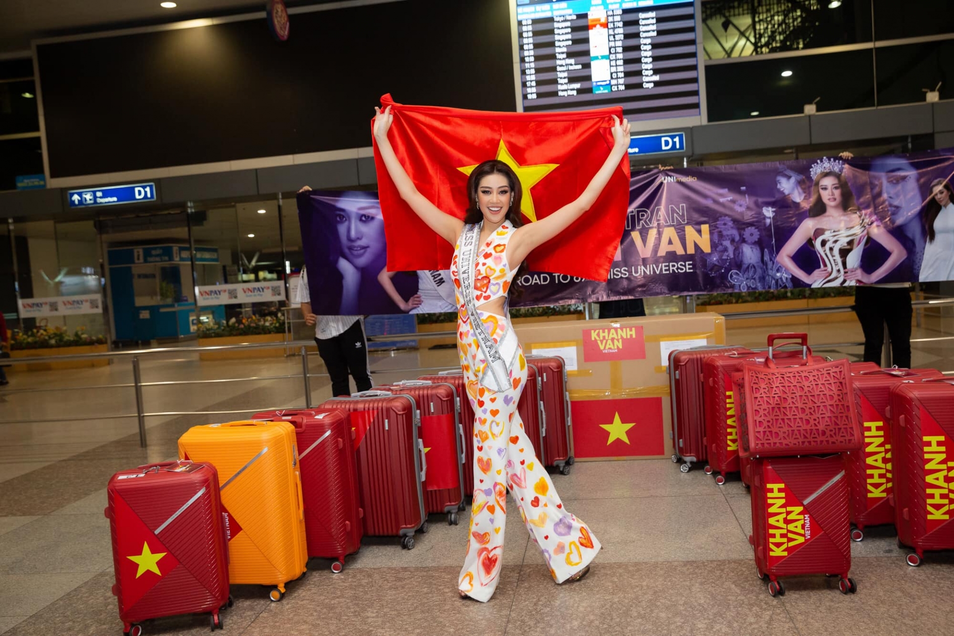 'Ngắm mãi không chán' thời trang sân bay của Khánh Vân trên hành trình chinh phục Miss Universe 2020 - Ảnh 2 'Ngắm mãi không chán' thời trang sân bay của Khánh Vân trên hành trình chinh phục Miss Universe 2020 - Ảnh 2
