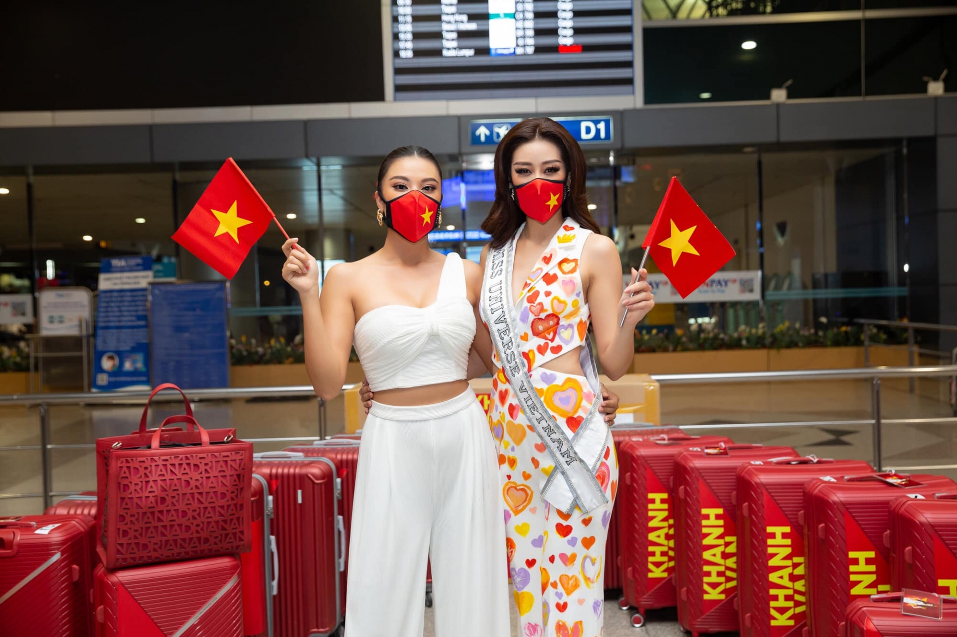 'Ngắm mãi không chán' thời trang sân bay của Khánh Vân trên hành trình chinh phục Miss Universe 2020 - Ảnh 4 'Ngắm mãi không chán' thời trang sân bay của Khánh Vân trên hành trình chinh phục Miss Universe 2020 - Ảnh 4
