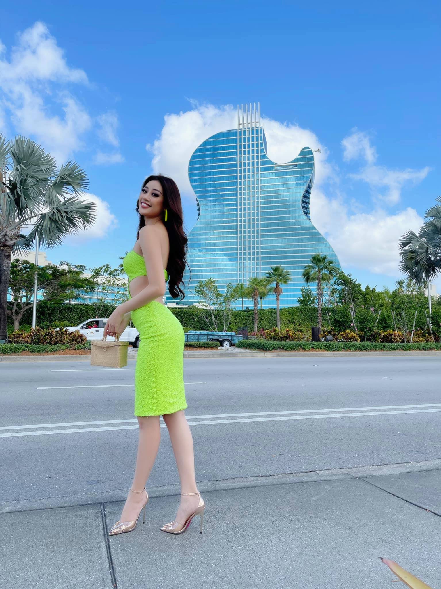Khánh Vân diện váy xanh neon, khoe sắc vóc xứng tầm chiến binh 'cứng' của Miss Miss Universe 2020 - Ảnh 1 Khánh Vân diện váy xanh neon, khoe sắc vóc xứng tầm chiến binh 'cứng' của Miss Miss Universe 2020 - Ảnh 1