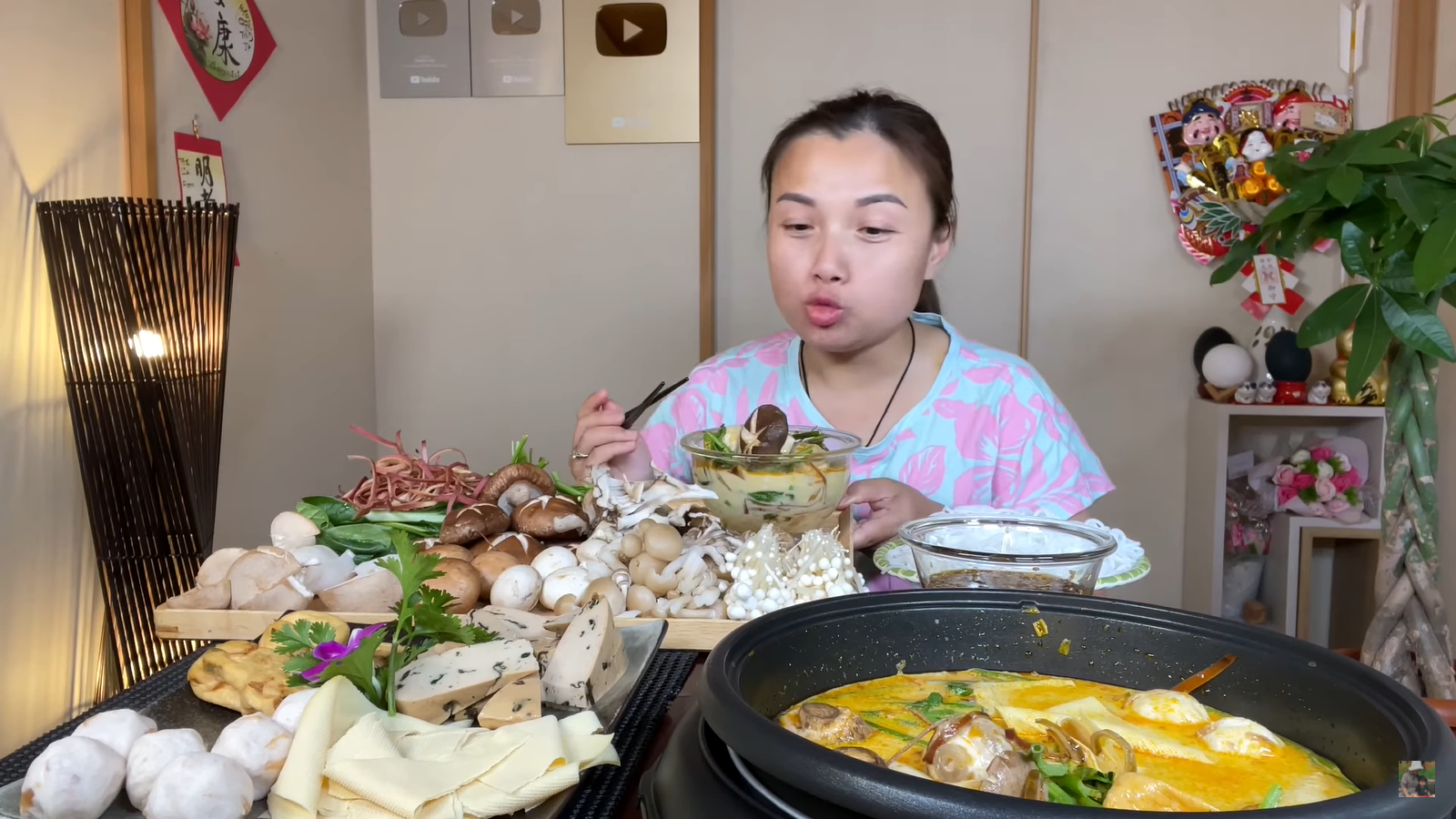 Trước đây, Quỳnh Trần cũng thường xuyên làm mới nội dung vlog của mình bằng thực đơn thuần chay Trước đây, Quỳnh Trần cũng thường xuyên làm mới nội dung vlog của mình bằng thực đơn thuần chay