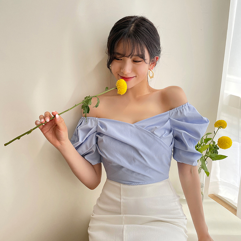 Diện áo blouse để 'dễ thở' hơn trong mùa nóng - Ảnh 2 Diện áo blouse để 'dễ thở' hơn trong mùa nóng - Ảnh 2
