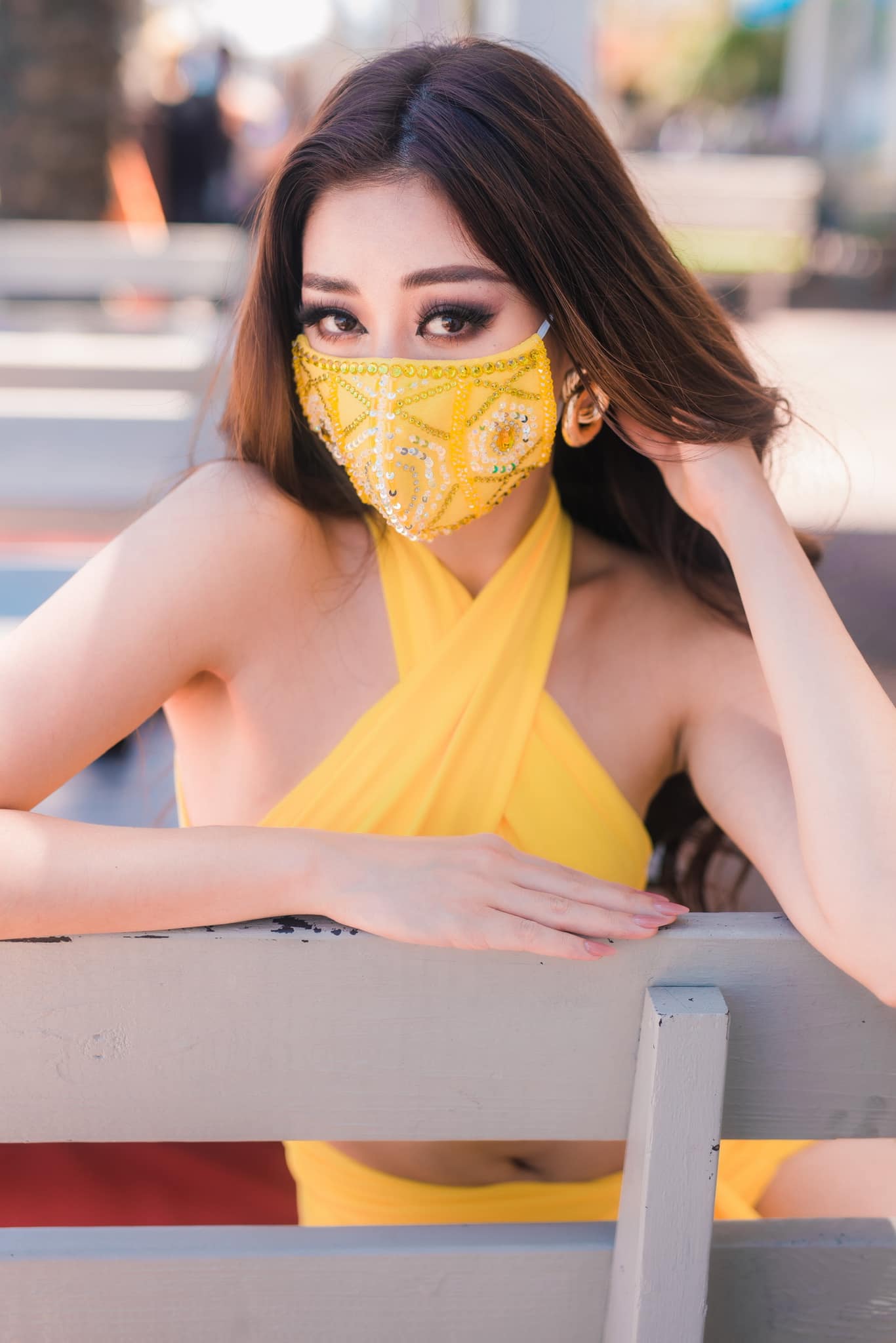 Tổng kết thời trang ngày 2 của Khánh Vân tại Miss Universe 2020 - Ảnh 2