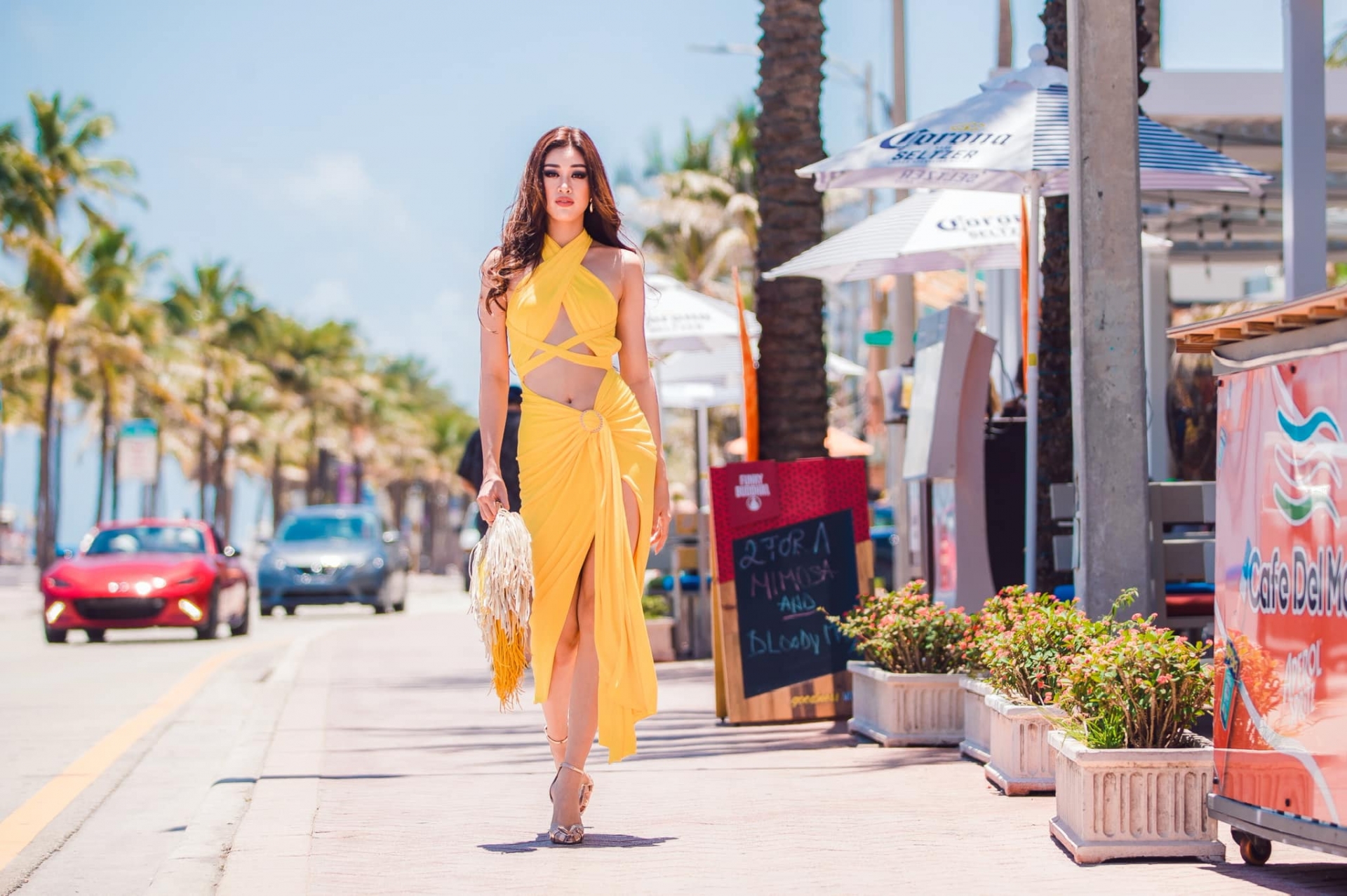 Tổng kết thời trang ngày 2 của Khánh Vân tại Miss Universe 2020 - Ảnh 1