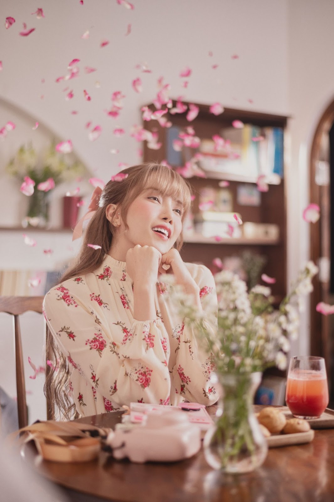 Thiều Bảo Trâm chứng minh định luật ‘mê trai đầu thai mới hết’ trong MV Love Rosie - Ảnh 11 Thiều Bảo Trâm chứng minh định luật ‘mê trai đầu thai mới hết’ trong MV Love Rosie - Ảnh 11