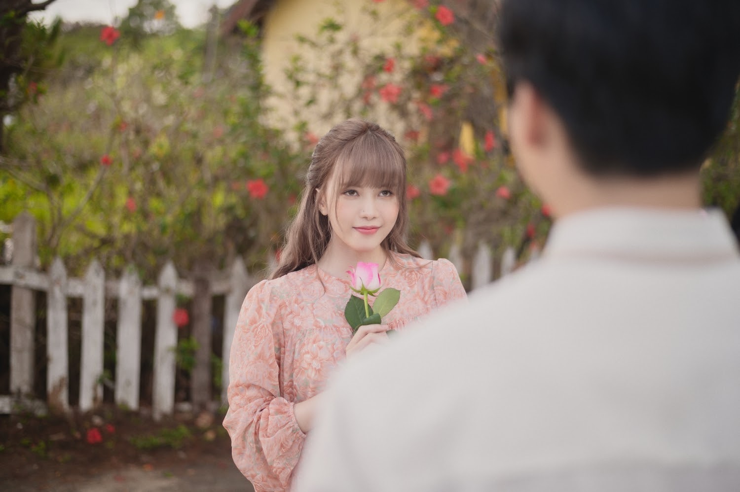 Thiều Bảo Trâm chứng minh định luật ‘mê trai đầu thai mới hết’ trong MV Love Rosie - Ảnh 6 Thiều Bảo Trâm chứng minh định luật ‘mê trai đầu thai mới hết’ trong MV Love Rosie - Ảnh 6