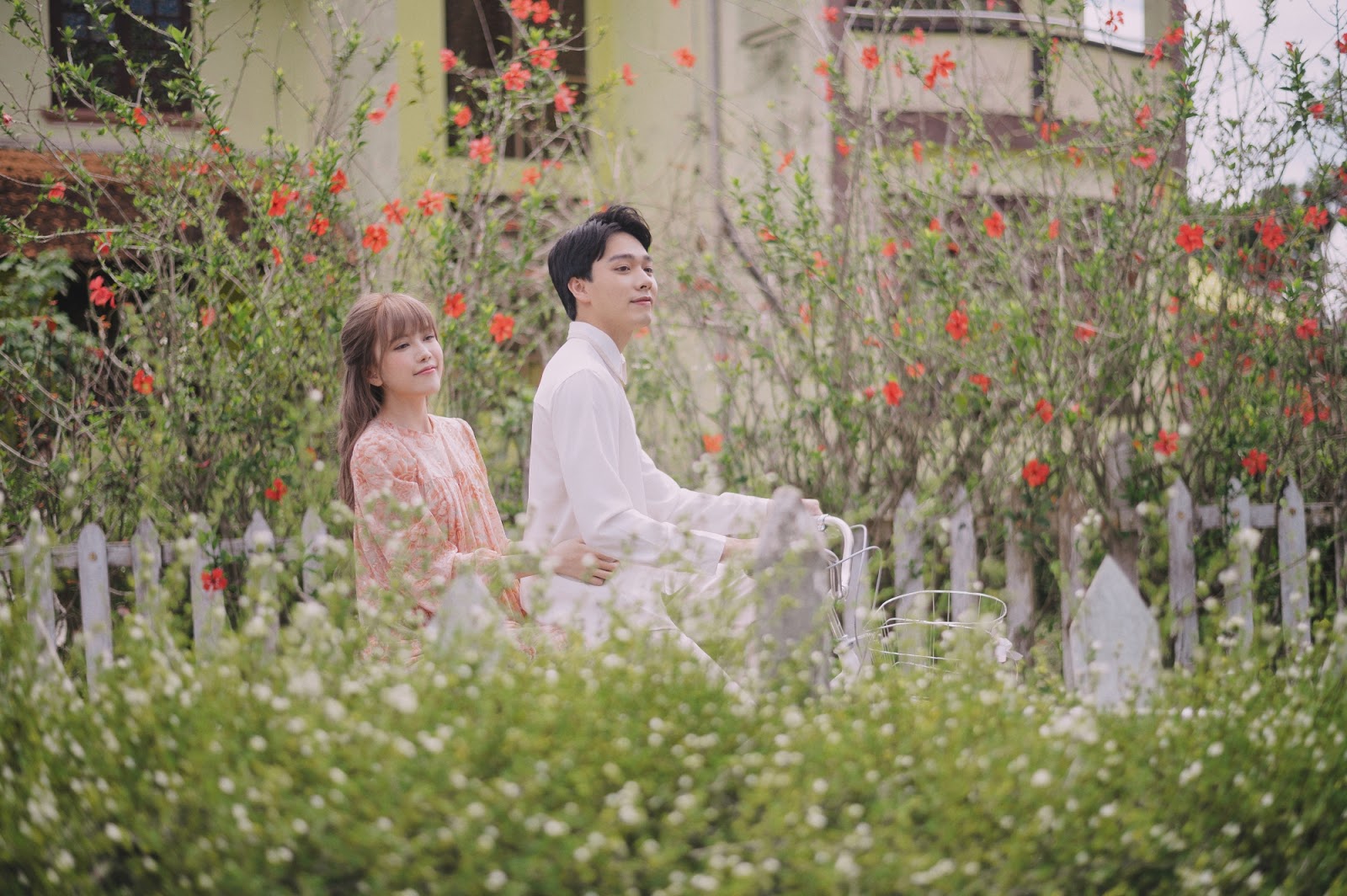 Thiều Bảo Trâm chứng minh định luật ‘mê trai đầu thai mới hết’ trong MV Love Rosie - Ảnh 1 Thiều Bảo Trâm chứng minh định luật ‘mê trai đầu thai mới hết’ trong MV Love Rosie - Ảnh 1