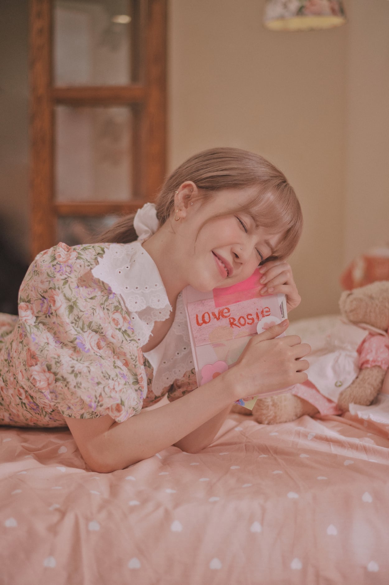 Thiều Bảo Trâm chứng minh định luật ‘mê trai đầu thai mới hết’ trong MV Love Rosie - Ảnh 8 Thiều Bảo Trâm chứng minh định luật ‘mê trai đầu thai mới hết’ trong MV Love Rosie - Ảnh 8