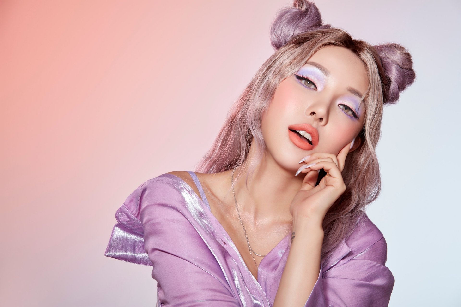 4 phong cách trang điểm được dàn sao từ Á sang Âu lăng xê hè này - Ảnh 3 4 phong cách trang điểm được dàn sao từ Á sang Âu lăng xê hè này - Ảnh 3