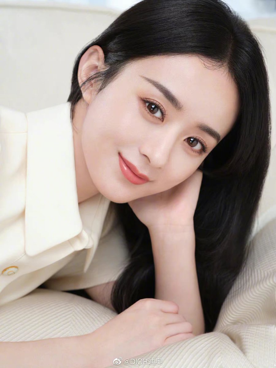 Hậu ly hôn Phùng Thiệu Phong, Triệu Lệ Dĩnh comeback với bộ ảnh thời trang, nhan sắc mặn mà lên thấy rõ - Ảnh 2