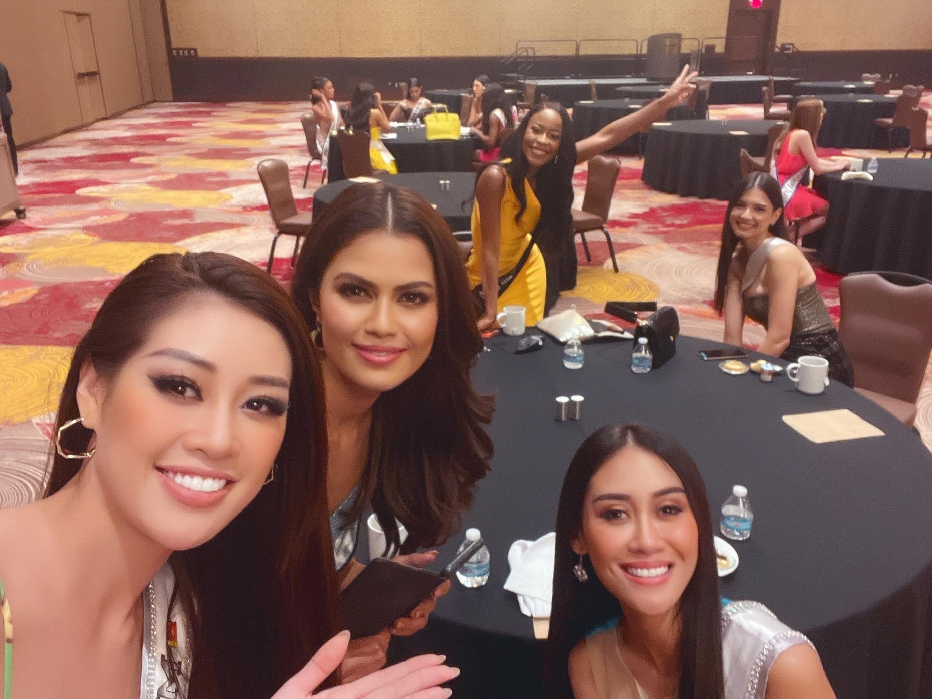 Thời trang ngày 2 của Khánh Vân tại Miss Universe - Ảnh 8 Thời trang ngày 2 của Khánh Vân tại Miss Universe - Ảnh 8