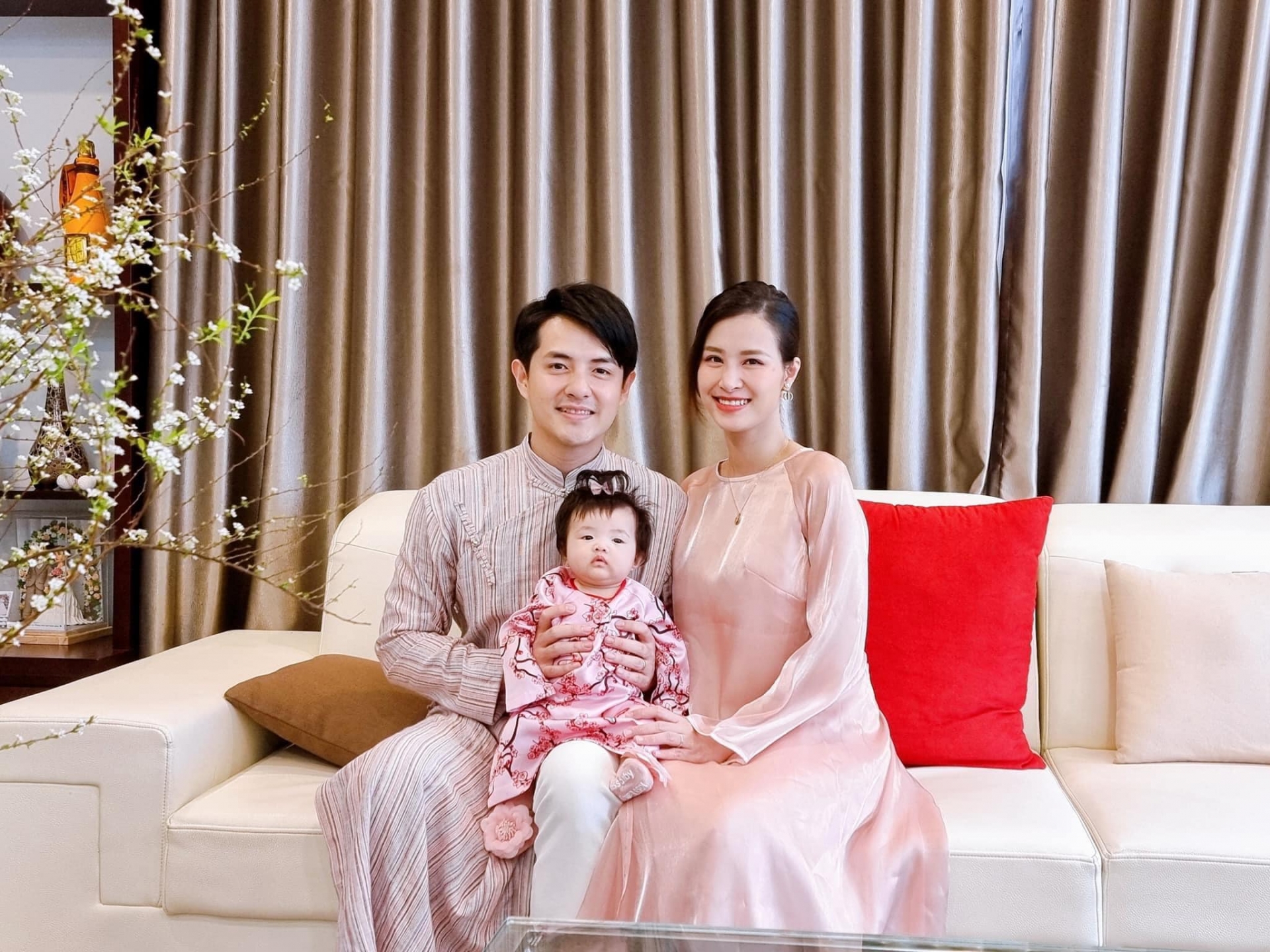 Cuộc sống hôn nhân viên mãn của Đông Nhi và Ông Cao Thắng. Ảnh: FBNV Cuộc sống hôn nhân viên mãn của Đông Nhi và Ông Cao Thắng. Ảnh: FBNV