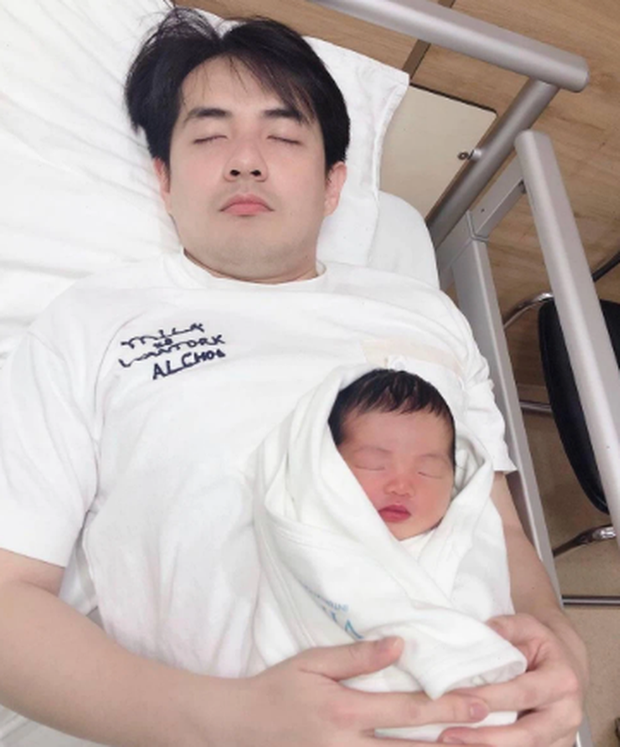 Mải chăm con đến mặc cả áo ngược, 'bố bìm' Ông Cao Thắng có màn giải thích cực kỳ đáng yêu - Ảnh 1 Mải chăm con đến mặc cả áo ngược, 'bố bìm' Ông Cao Thắng có màn giải thích cực kỳ đáng yêu - Ảnh 1