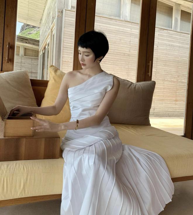 Thời trang sao Việt tuần qua: Ngọc Trinh, Lệ Quyên lên đồ hiệu 'cực khét', Chi Pu khác lạ, nhận mãi chẳng ra - Ảnh 4 Thời trang sao Việt tuần qua: Ngọc Trinh, Lệ Quyên lên đồ hiệu 'cực khét', Chi Pu khác lạ, nhận mãi chẳng ra - Ảnh 4