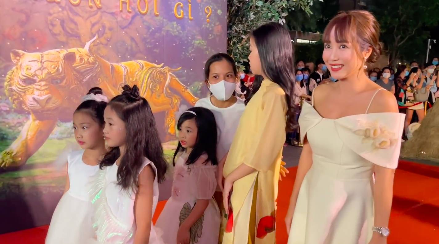 Ốc Thanh Vân đưa Lavie tham dự một buổi ra mắt phim. Ảnh: Internet