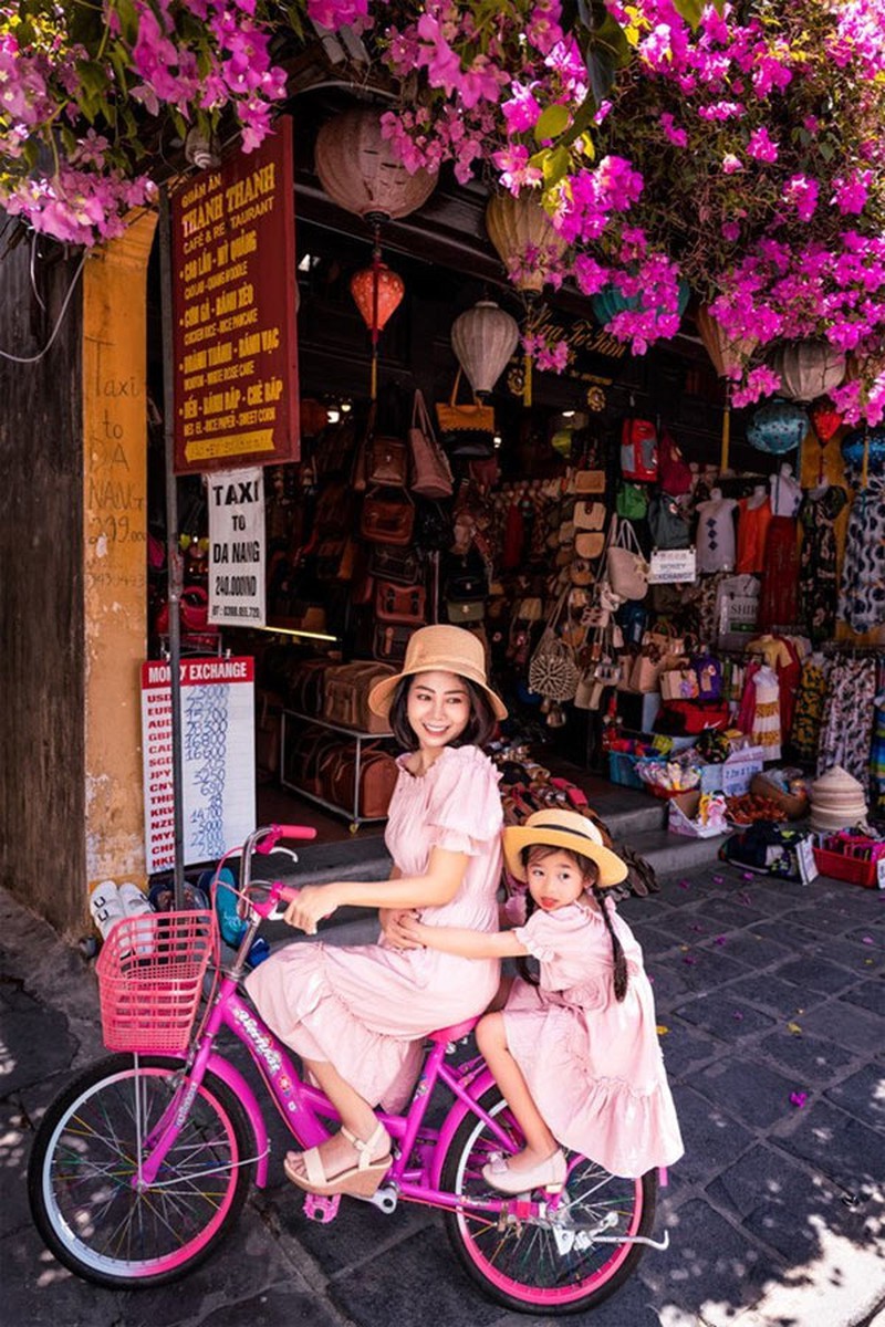 Ái nữ của cố diễn viên Mai Phương càng lớn càng giống mẹ, say sưa hát nhạc Mỹ Tâm khiến khán giả nghẹn ngào - Ảnh 4 Ái nữ của cố diễn viên Mai Phương càng lớn càng giống mẹ, say sưa hát nhạc Mỹ Tâm khiến khán giả nghẹn ngào - Ảnh 4
